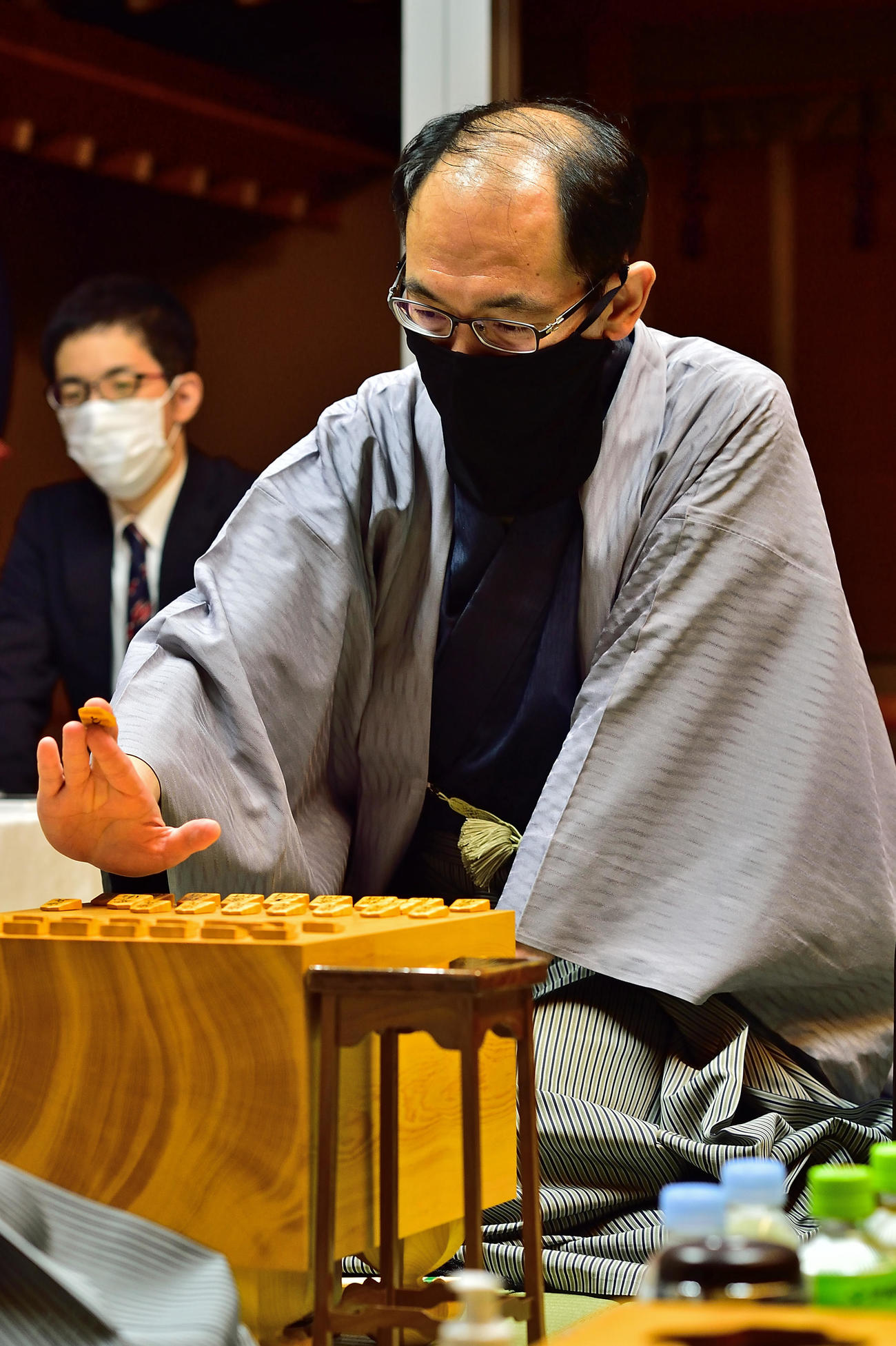 第61期王位戦7番勝負の第4局に臨んだ木村一基王位（日本将棋連盟提供）