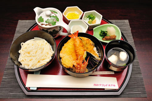 藤井聡太棋聖が勝負メシに注文した「玄海産車海老と九州産野菜の天丼」がつく「冷やし能古うどんのセット」（日本将棋連盟提供）
