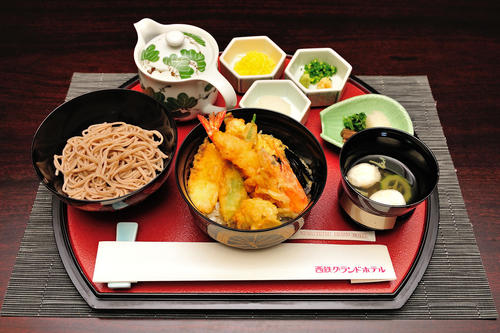 木村一基王位が勝負メシに注文した「玄海産車海老と九州産野菜の天丼」がつく「ぶっかけおろしそばのセット」（日本将棋連盟提供）