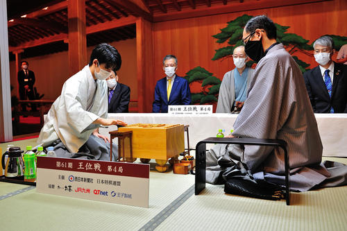 第61期王位戦7番勝負の第4局に臨んだ藤井聡太棋聖（左）、木村一基王位（日本将棋連盟提供）