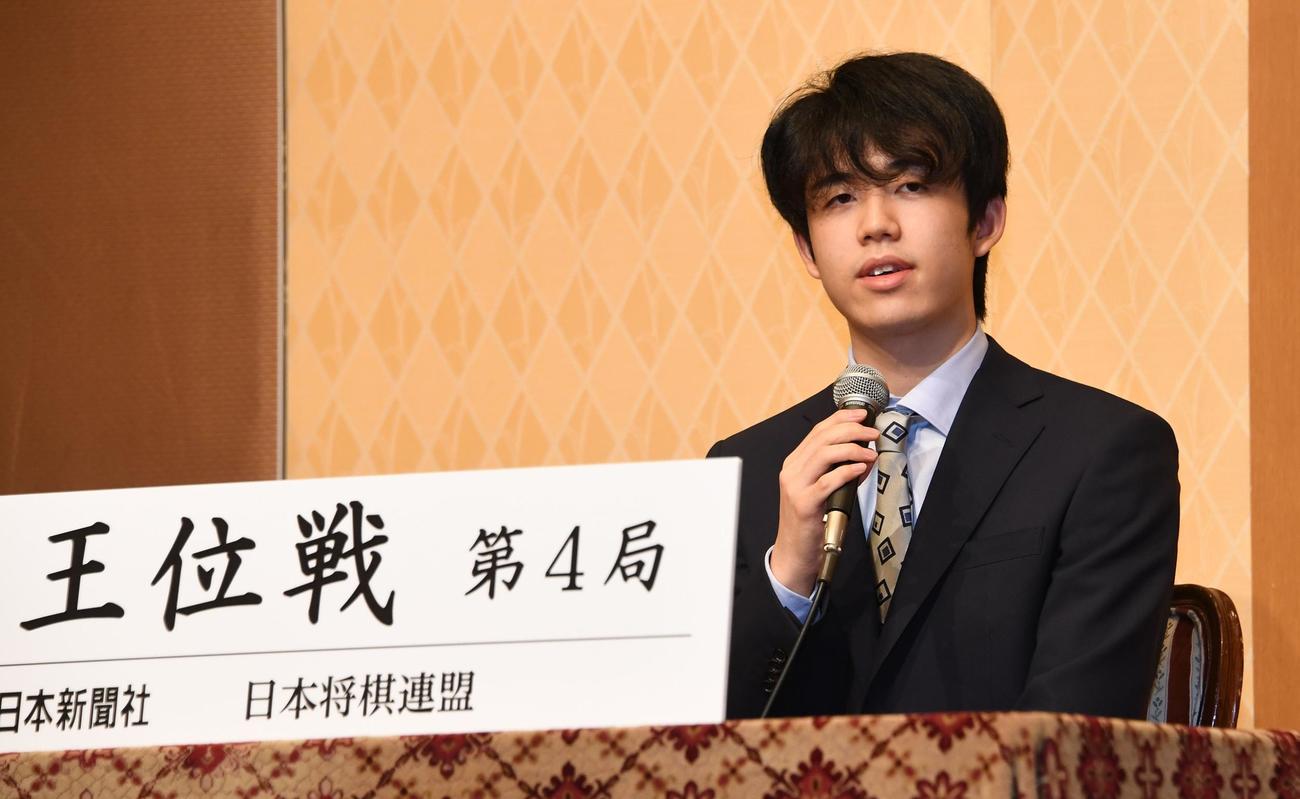 第61期王位戦7番勝負第4局　王位戦に向け会見する藤井聡太棋聖（撮影・今浪浩三）
