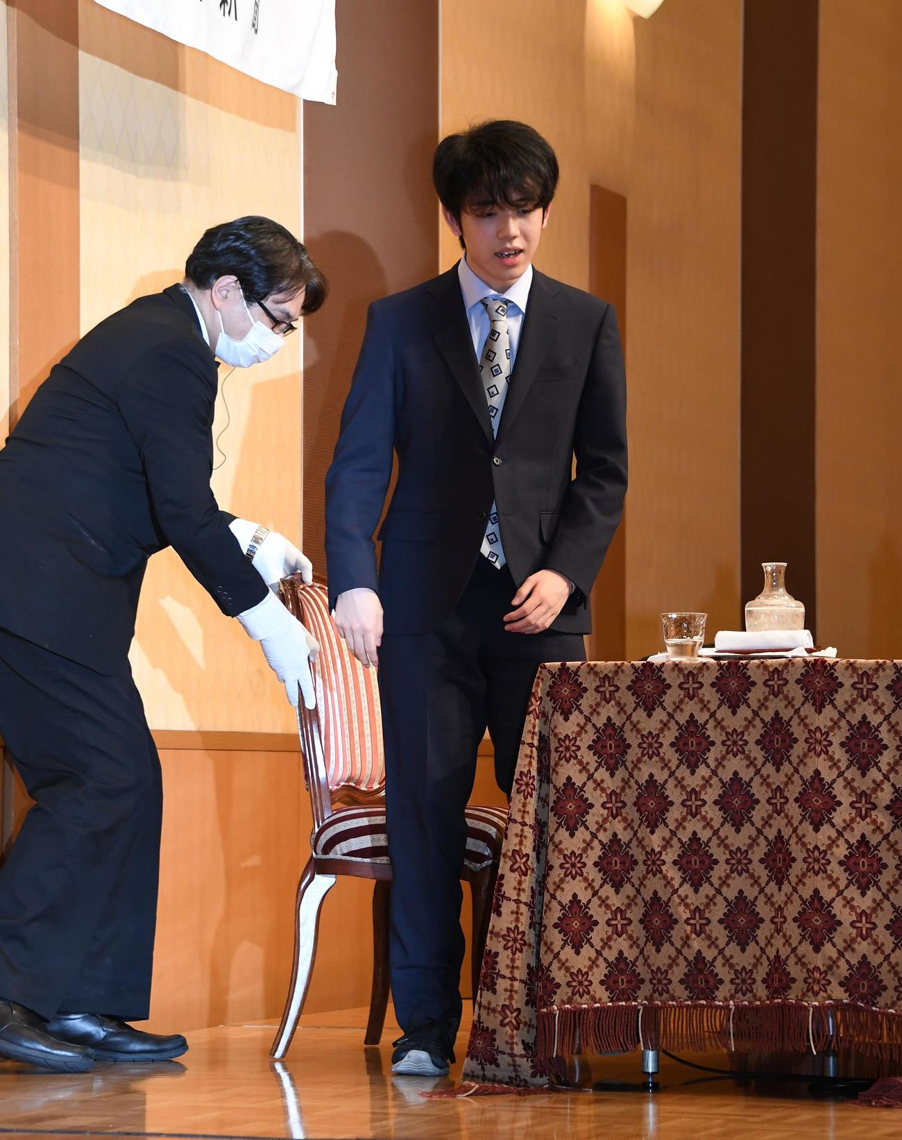 第61期王位戦7番勝負第4局　王位戦に向け会見を終了した藤井聡太棋聖（撮影・今浪浩三）