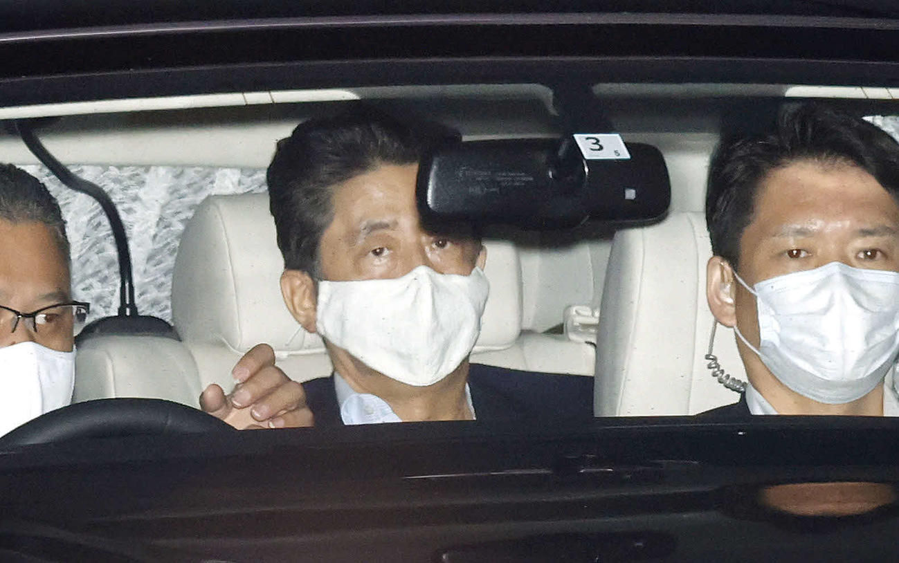 17日、慶応大病院から私邸に戻った安倍首相（中央）（共同）