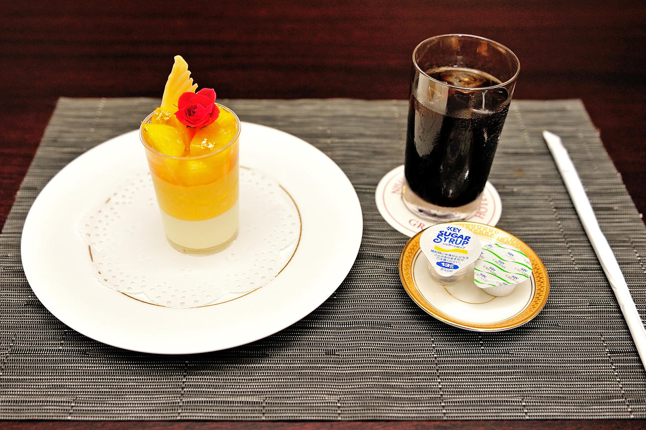 藤井聡太棋聖が午前のおやつに注文した「宮崎産マンゴー杏仁プリン」とアイスコーヒー（日本将棋連盟提供）