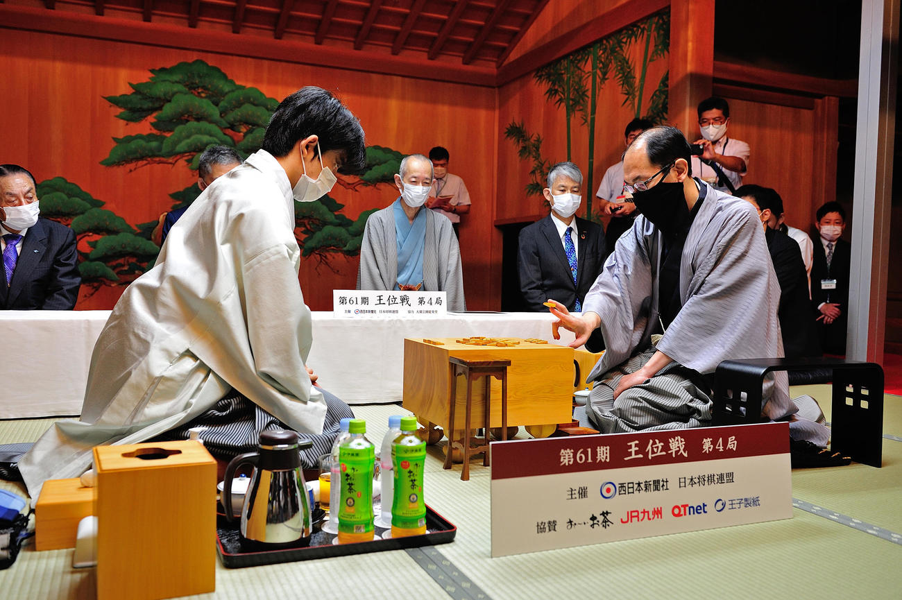 第61期王位戦7番勝負の第4局に臨んだ藤井聡太棋聖（左）、木村一基王位（日本将棋連盟提供）