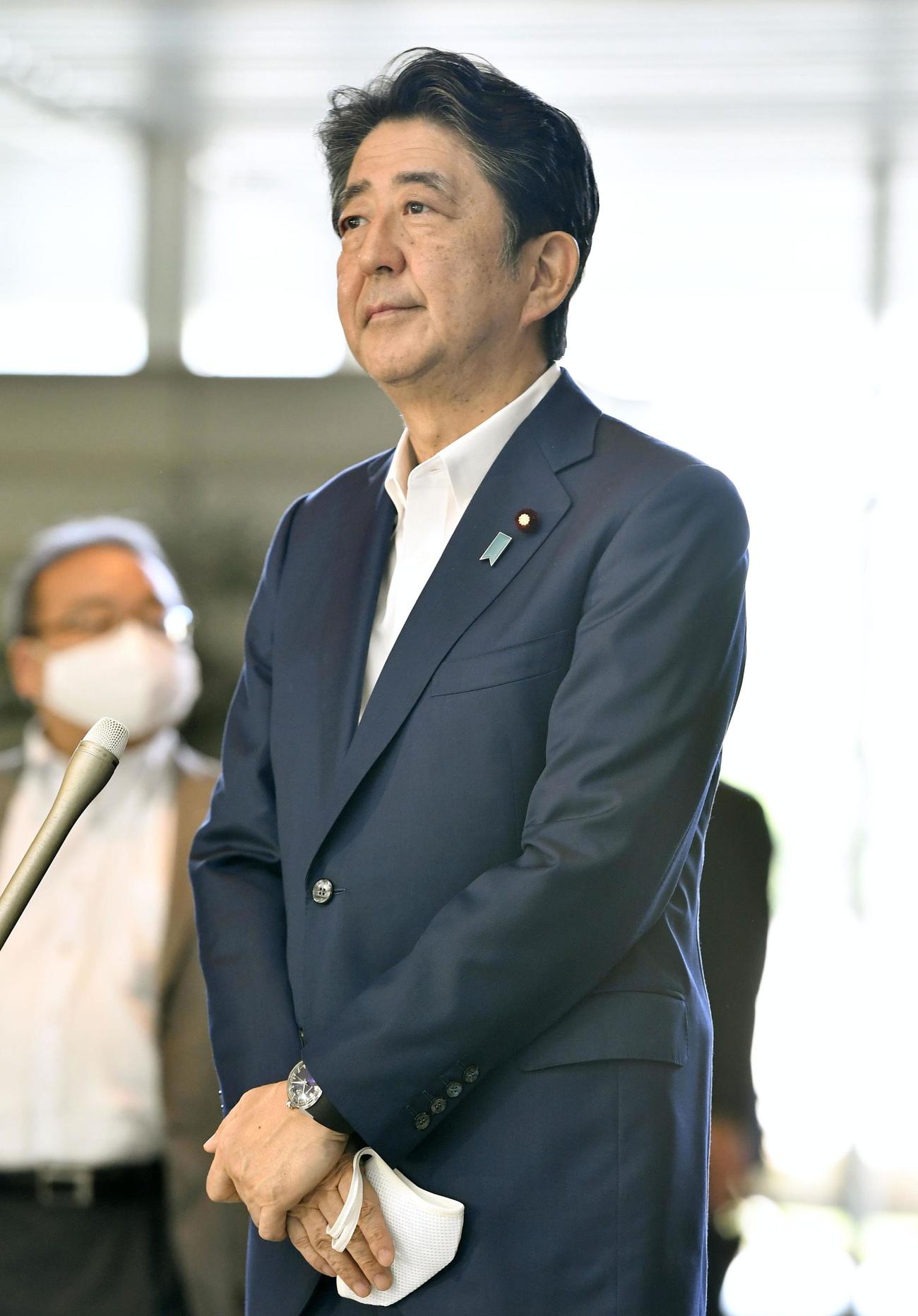 記者団の取材に応じる安倍首相（共同）