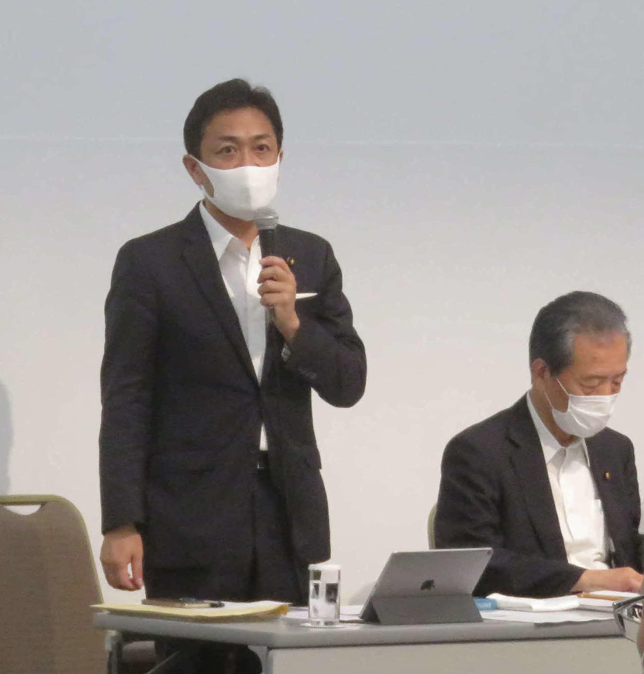 国民民主党の両院議員総会で玉木雄一郎代表が立憲民主党との合流、新党設立について語った。右は平野博文幹事長（撮影・大上悟）