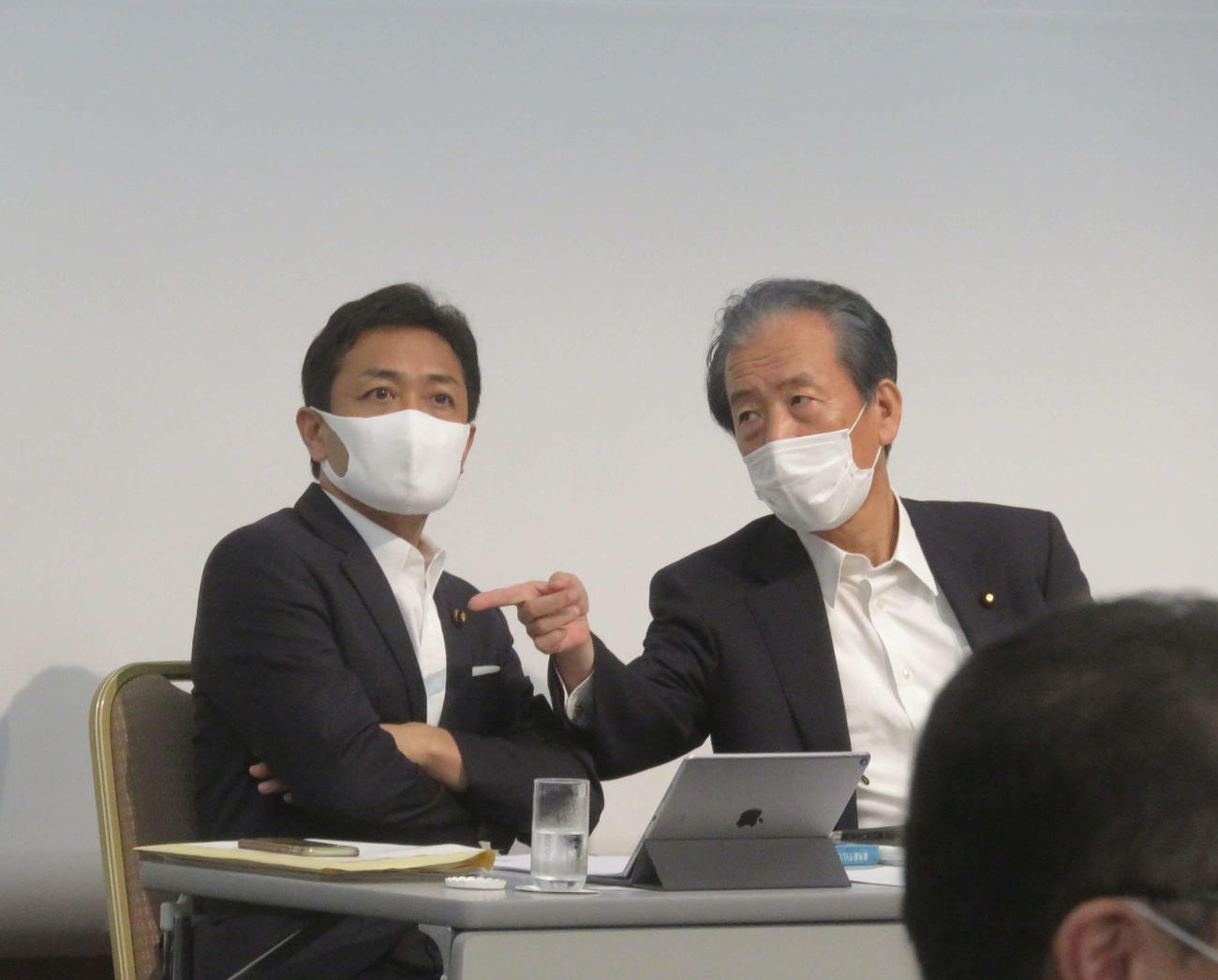 国民民主党の両院議員総会の開会前に打ち合わせを行う玉木雄一郎代表（左）と平野博文幹事長（撮影・大上悟）