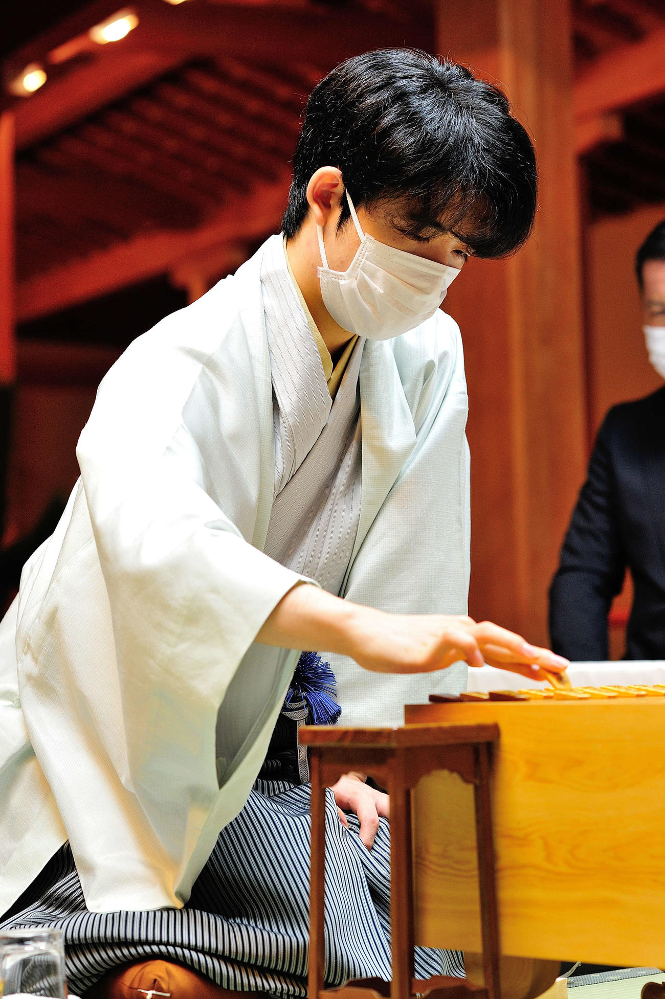 第61期王位戦7番勝負の第4局の2日目臨んだ藤井聡太棋聖（日本将棋連盟提供）