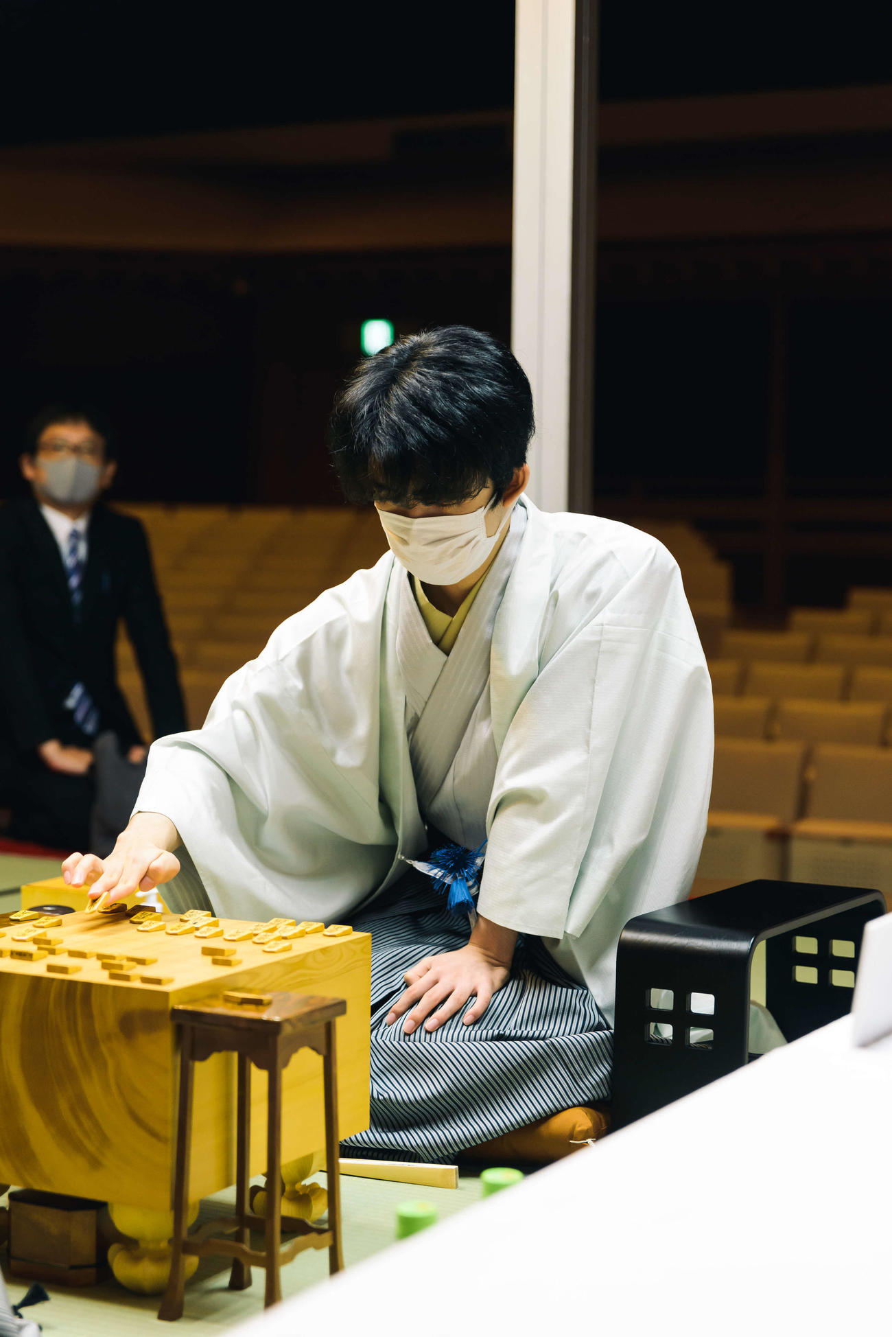 第61期王位戦7番勝負の第4局に臨んだ藤井聡太棋聖（日本将棋連盟提供）