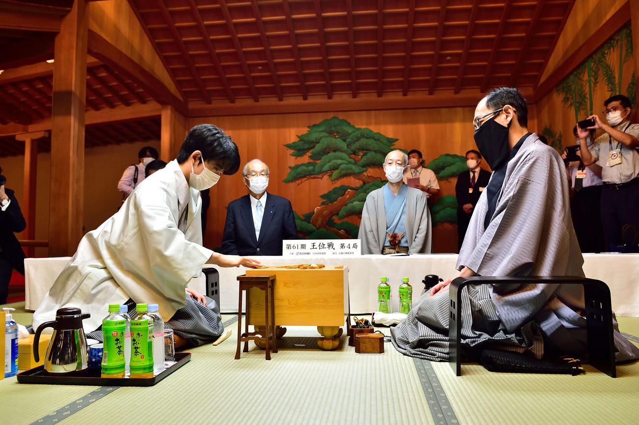 第61期王位戦7番勝負の第4局の2日目に臨んだ藤井聡太棋聖（左）、木村一基王位（日本将棋連盟提供）