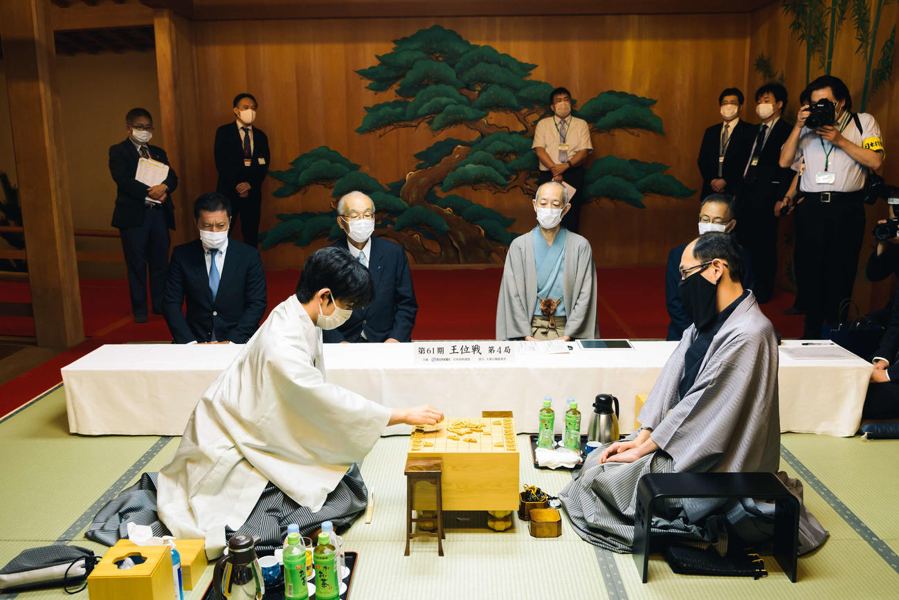第61期王位戦7番勝負の第4局に臨んだ藤井聡太棋聖（左）、木村一基王位（日本将棋連盟提供）