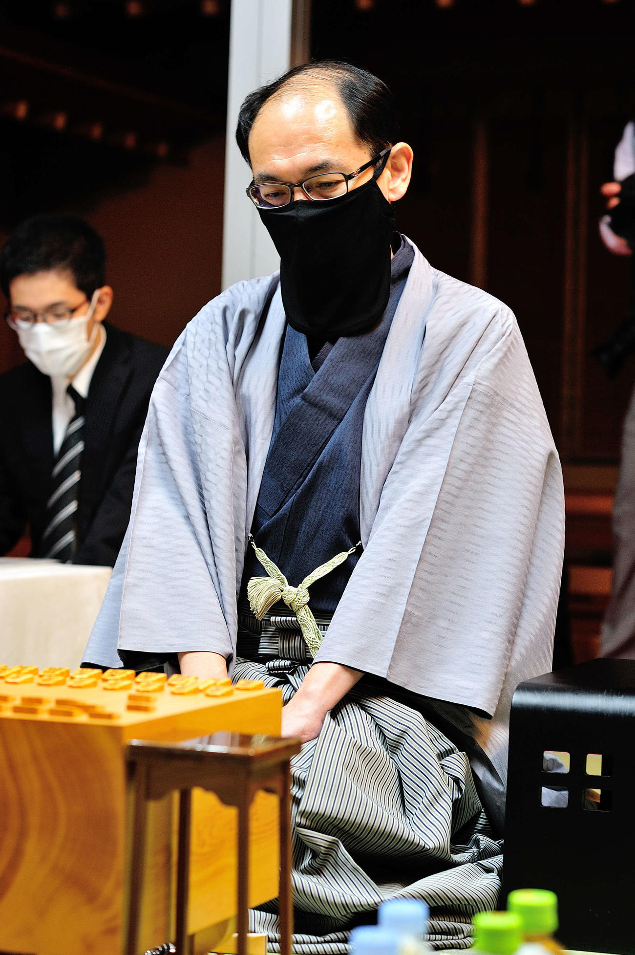 第61期王位戦7番勝負の第4局の2日目に臨んだ木村一基王位（日本将棋連盟提供）