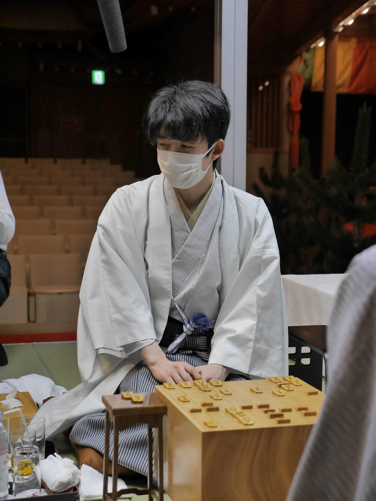 王位を奪取してインタビューを受ける藤井聡太2冠（日本将棋連盟提供）