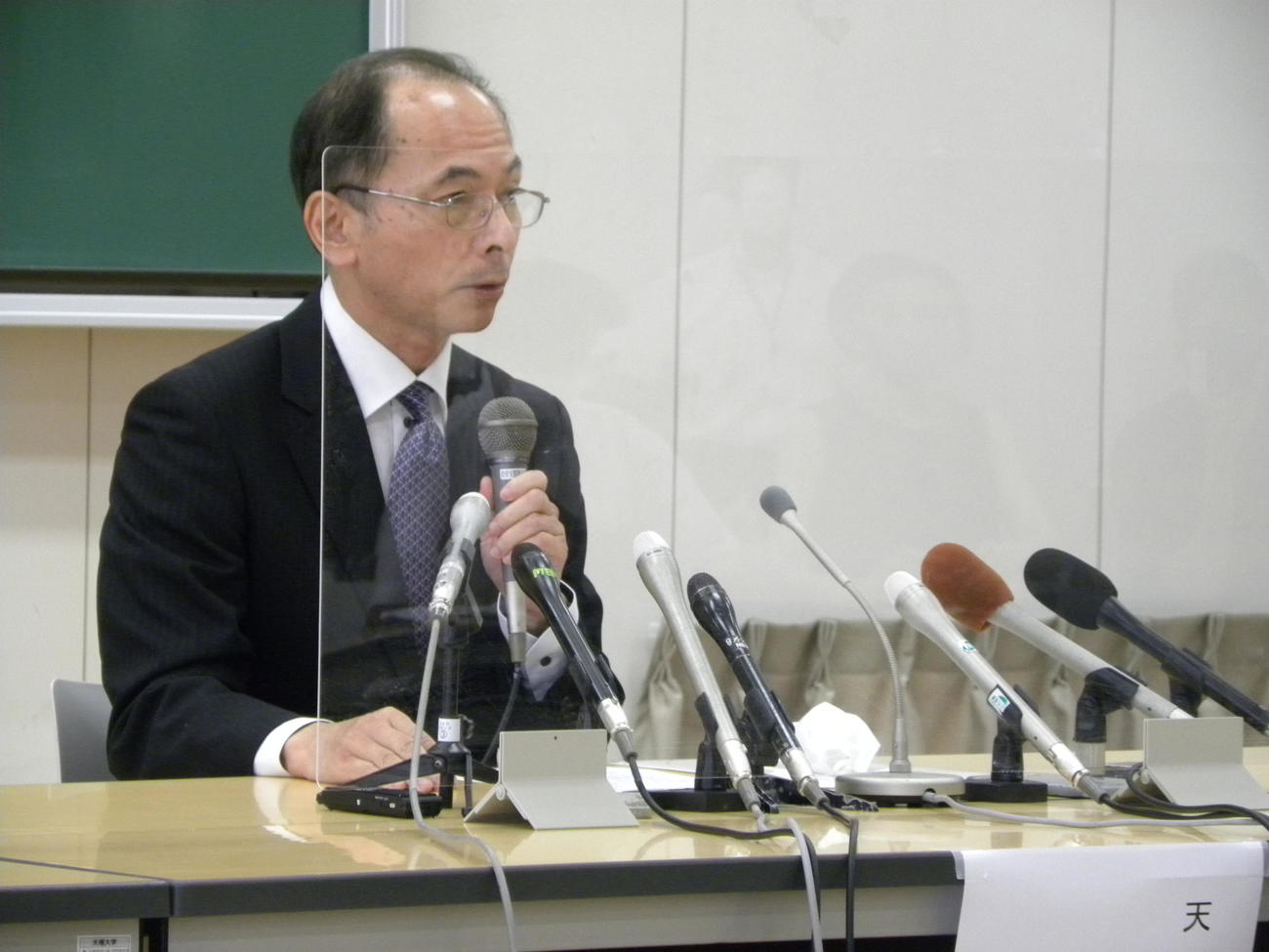 記者会見で説明した天理大の永尾教昭学長（撮影・松本航）