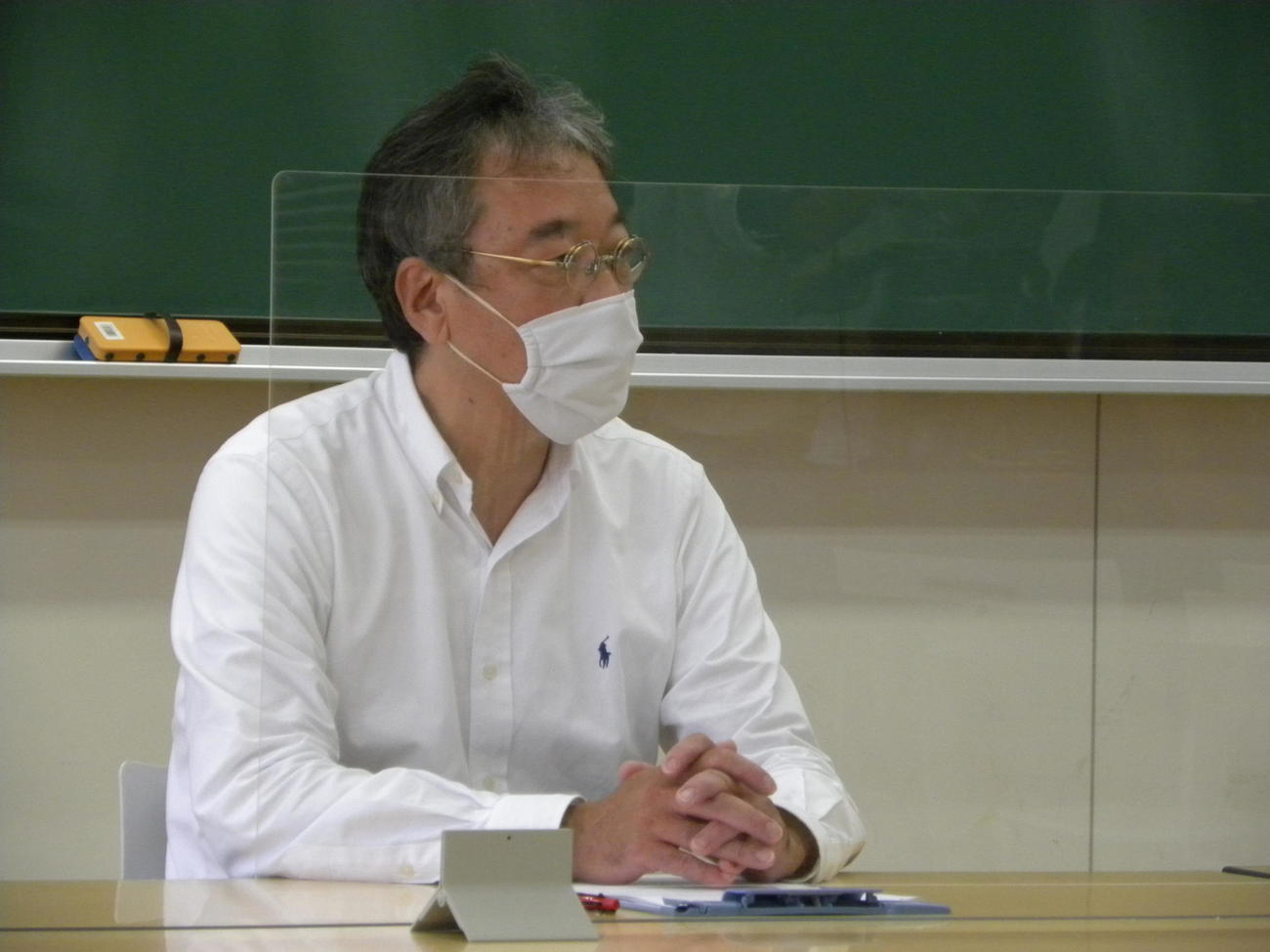 記者会見で説明した天理大の岡田龍樹副学長（撮影・松本航）