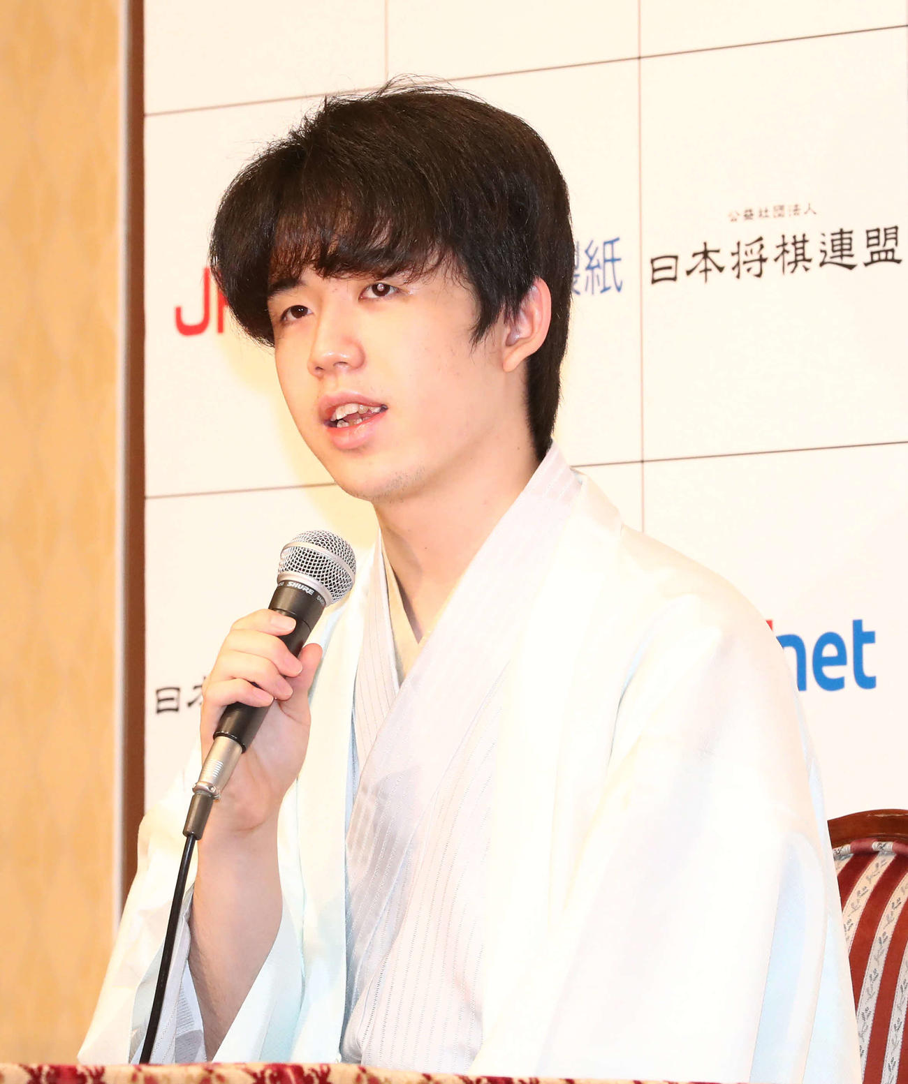 報道陣の質問に丁寧に答える藤井聡太棋聖（撮影・梅根麻紀）