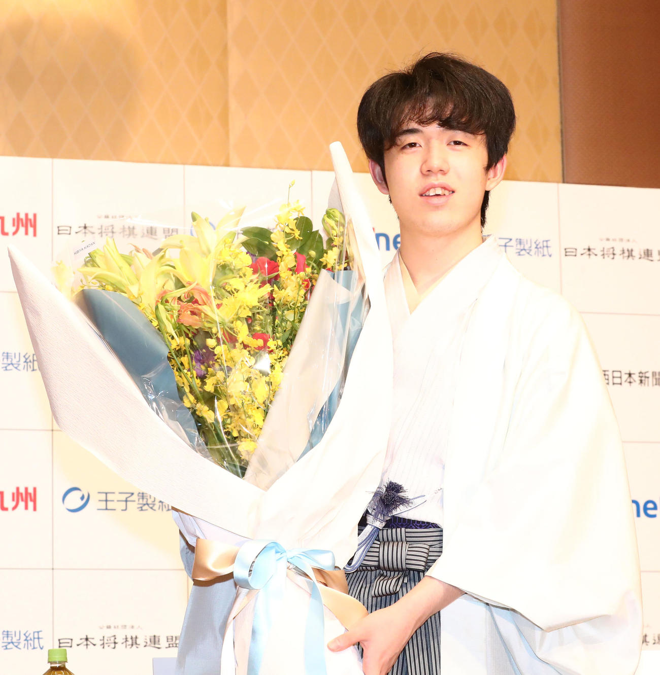 史上最年少2冠を獲得した藤井聡太棋聖は会見前に贈られた花束を手に笑顔（撮影・梅根麻紀）