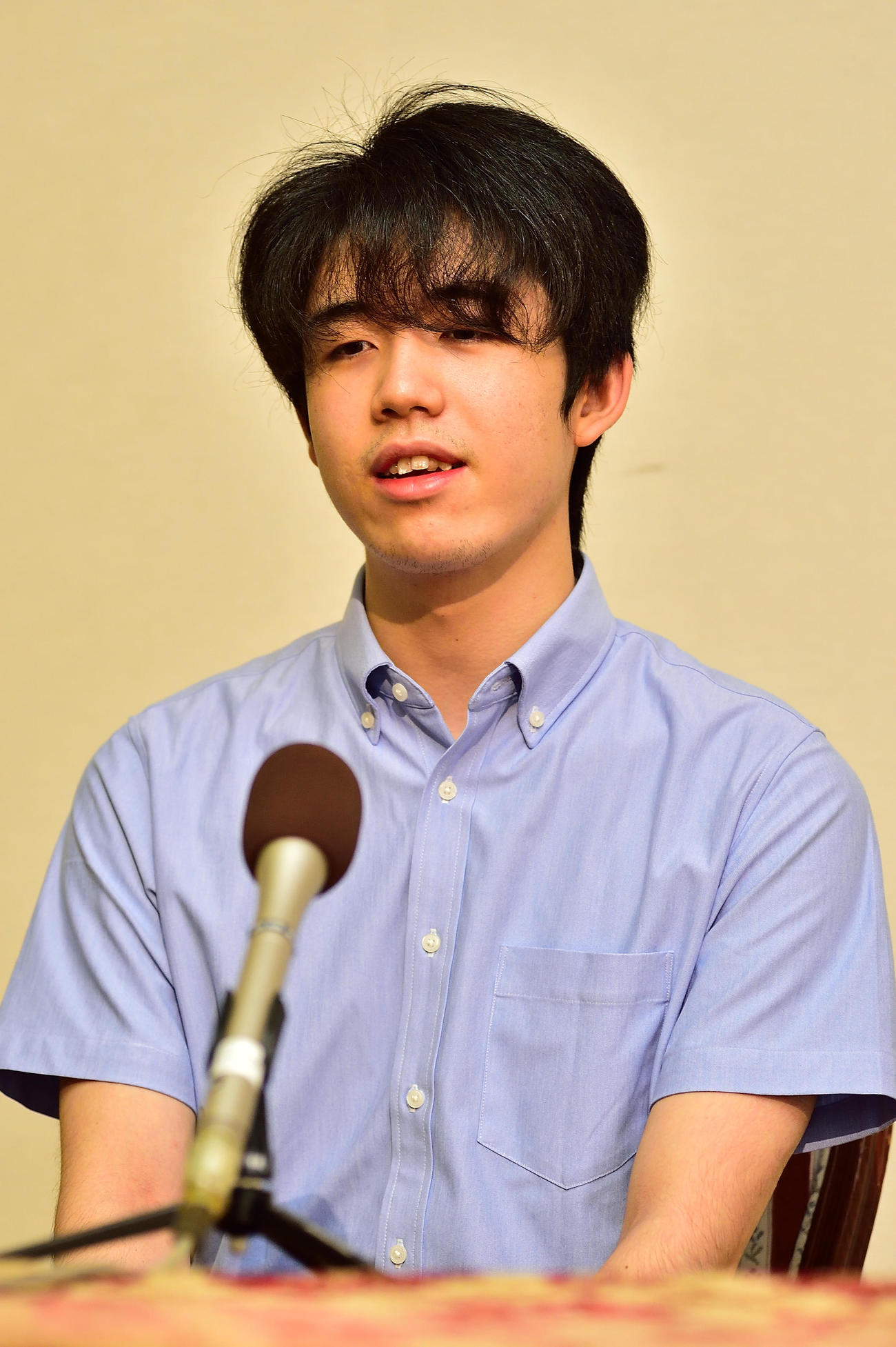 福岡市内で一夜明け会見をする藤井聡太2冠（日本将棋連盟提供）