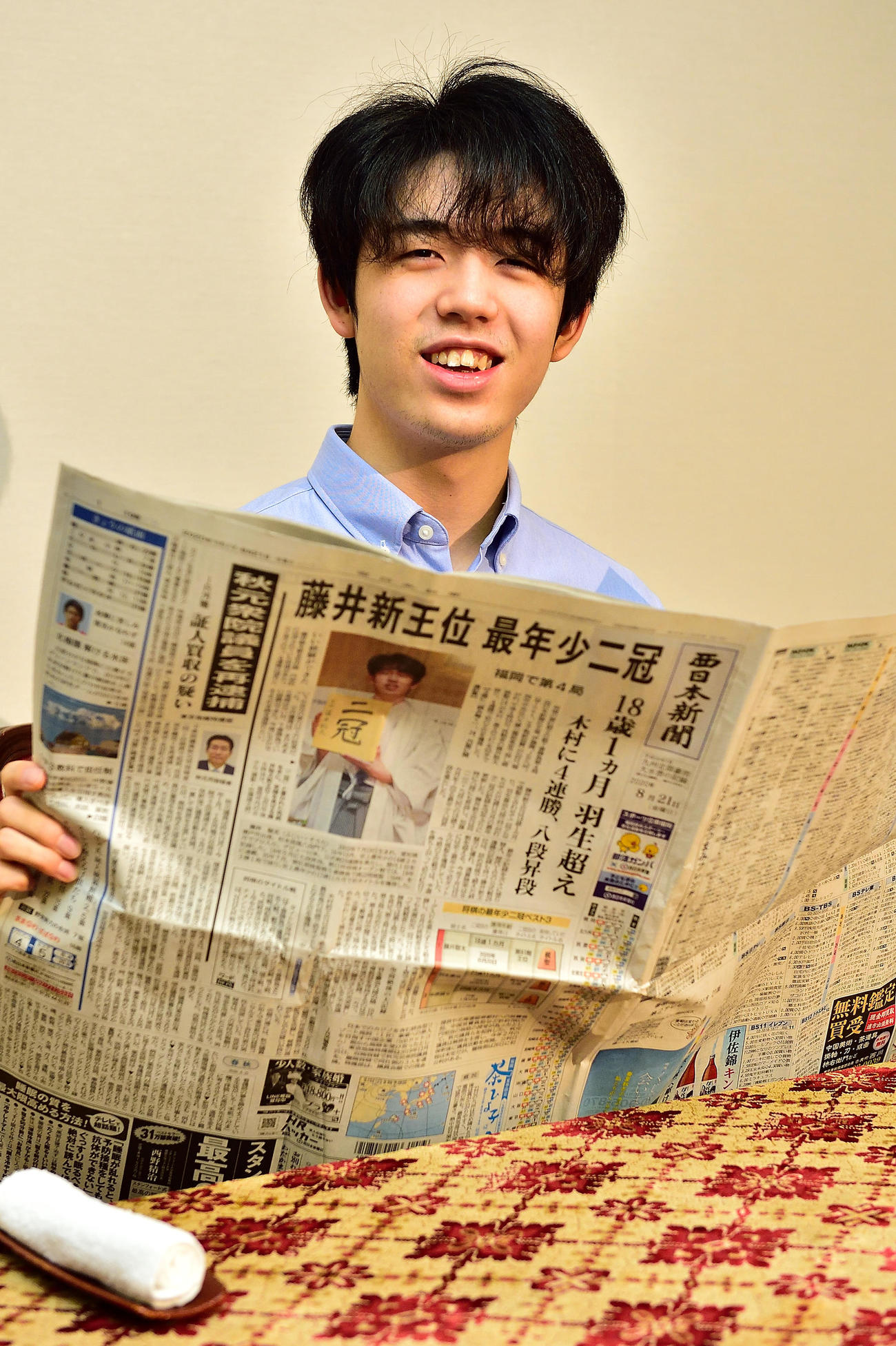 福岡市内で一夜明け会見をする藤井聡太2冠（日本将棋連盟提供）