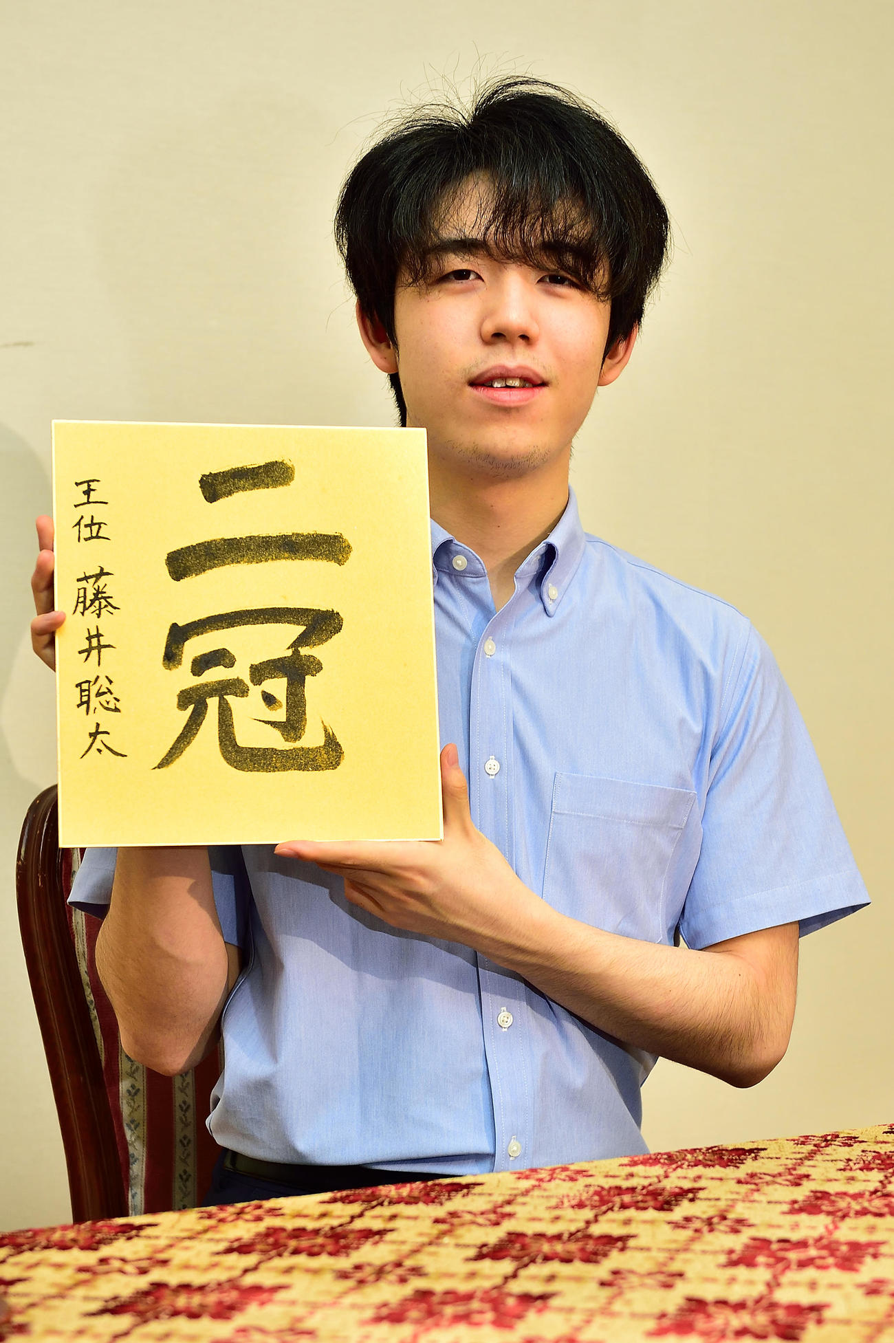 福岡市内で一夜明け会見をする藤井聡太2冠（日本将棋連盟提供）