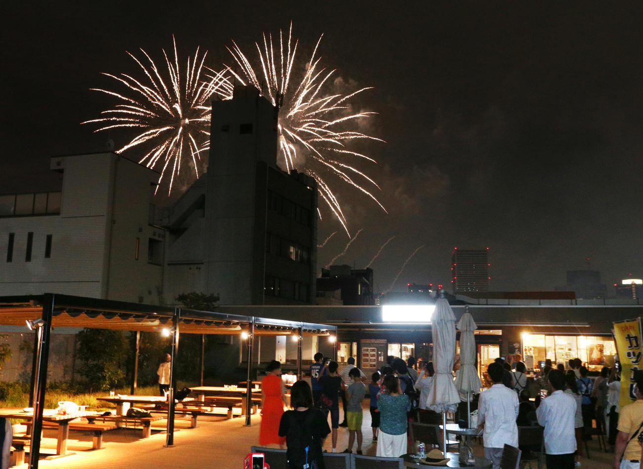 築地市場跡から打ち上がる花火（撮影・中島郁夫）