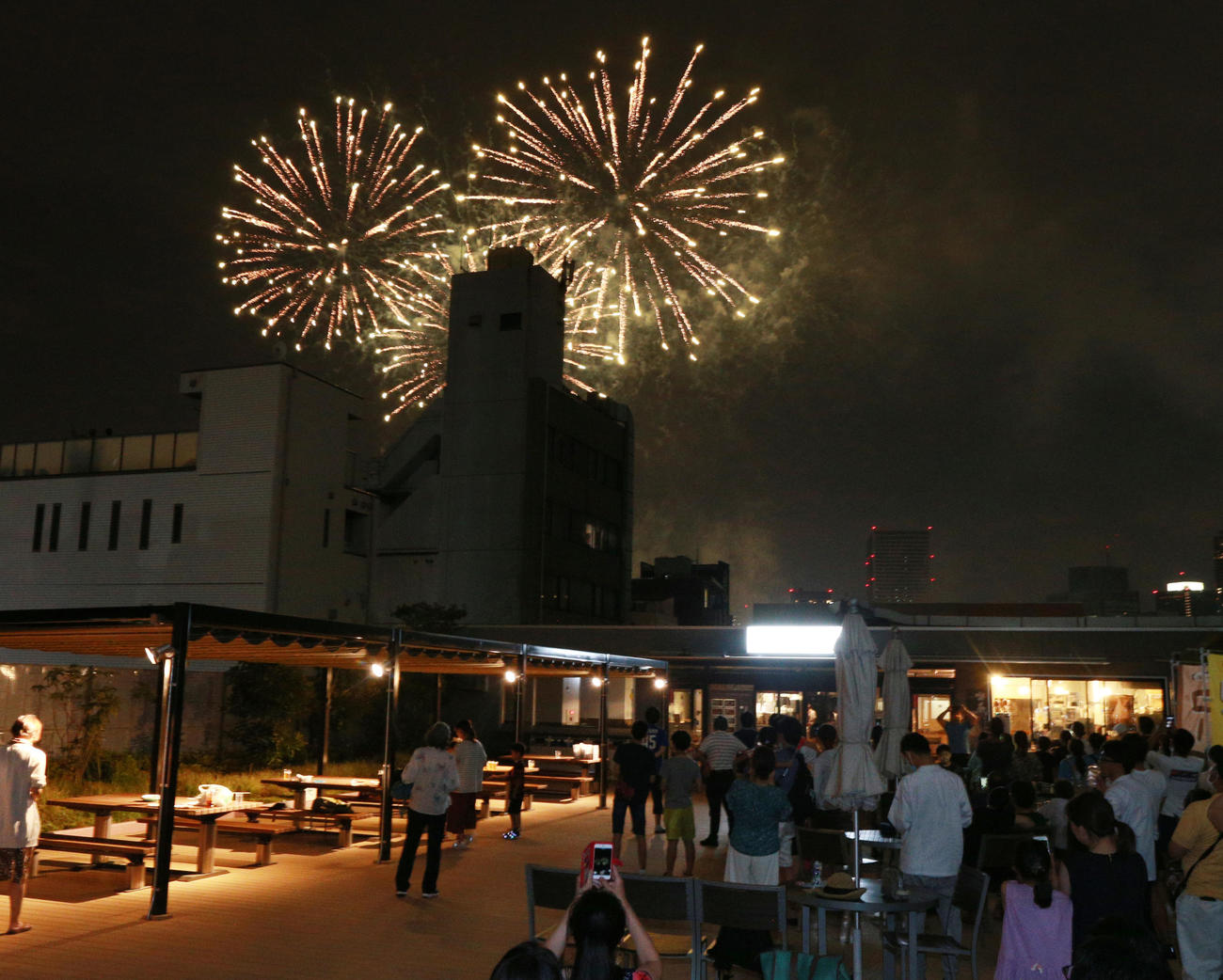 築地市場跡から打ち上がる花火（撮影・中島郁夫）