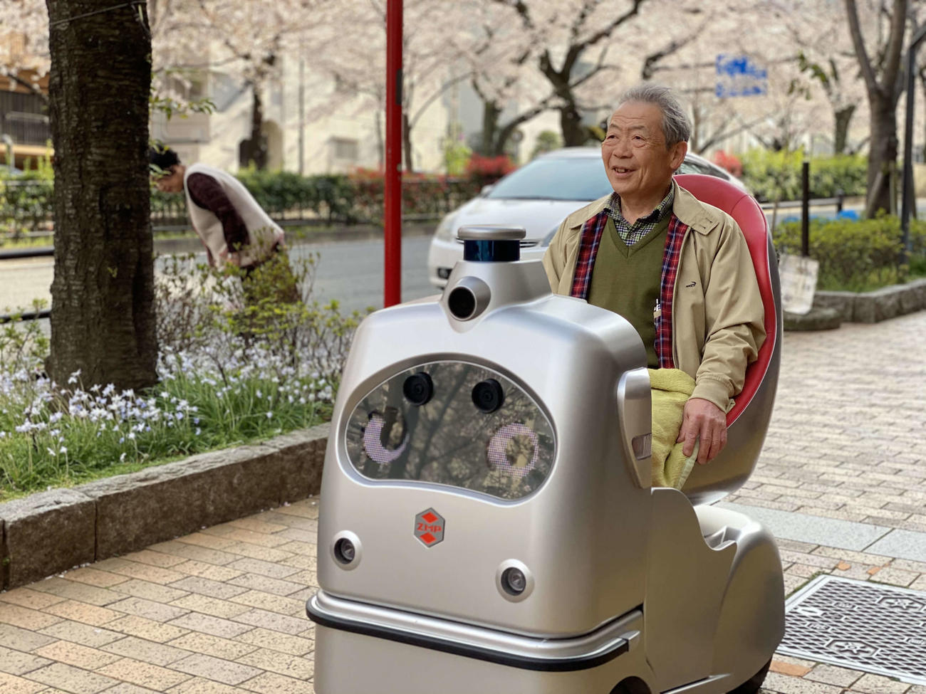 自動運転ロボット「ラクロ」が商品化され、今秋から一般利用がスタートする