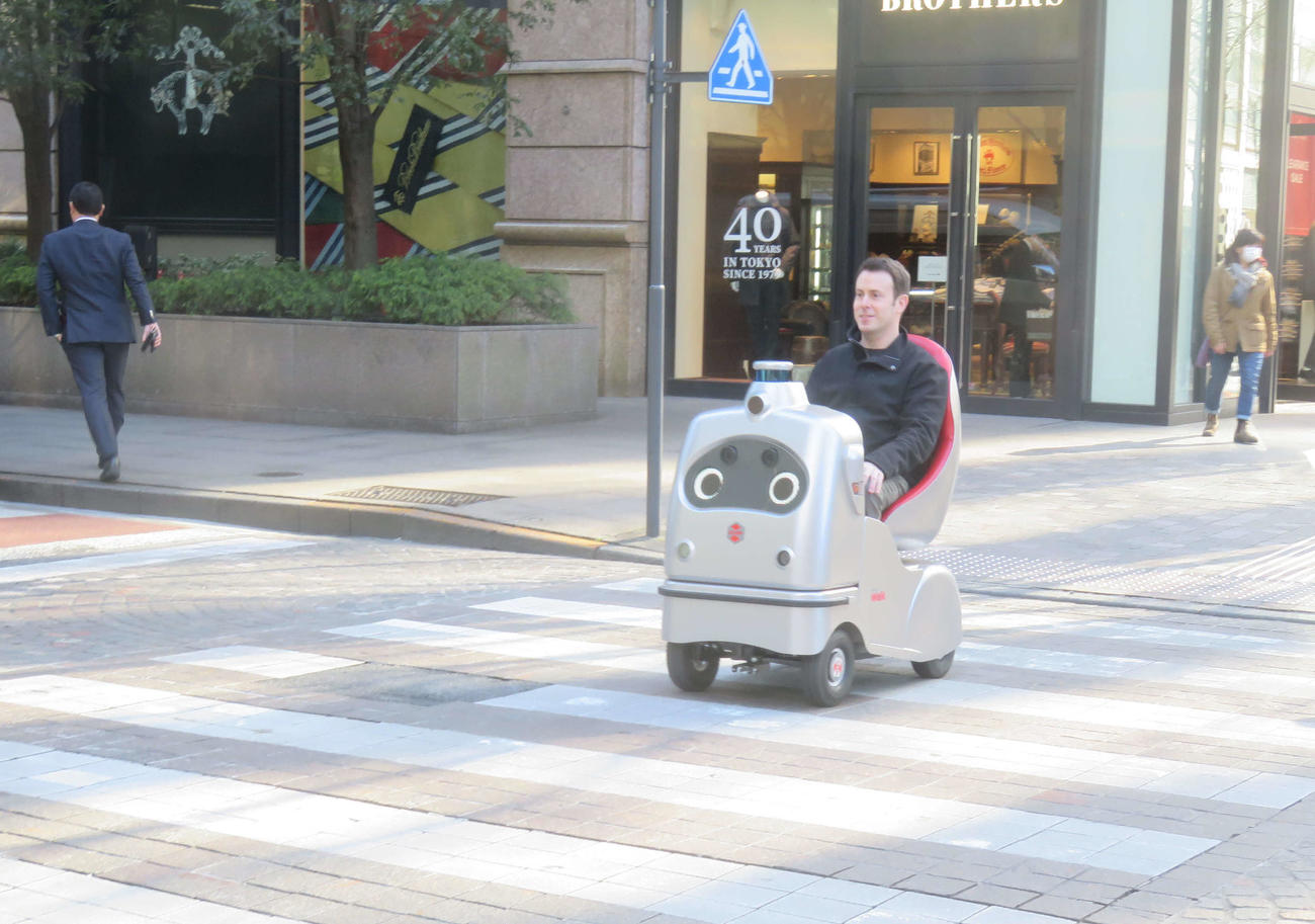 東京・丸の内で実証実験を行う自動運転ロボット「ラクロ」（撮影・大上悟）