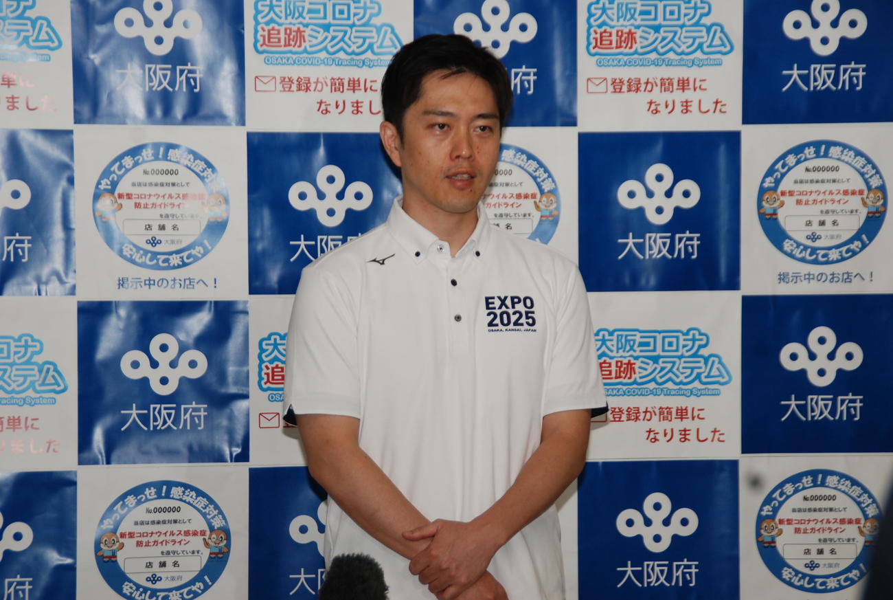 府庁で取材に応じる吉村洋文知事（撮影・松浦隆司）