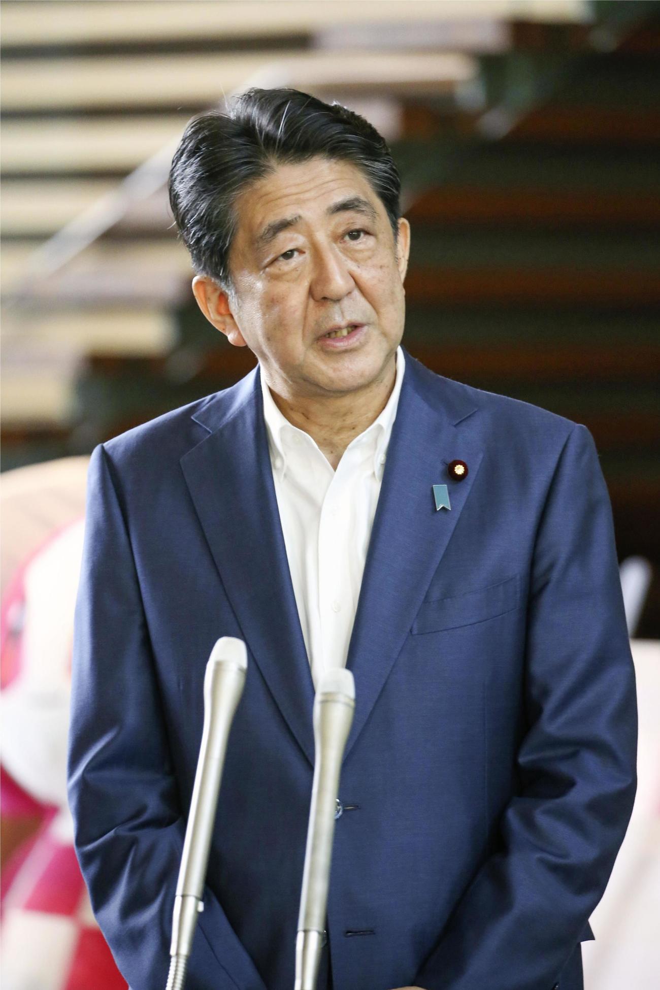 記者の質問に答える安倍首相＝24日午後、首相官邸（共同）