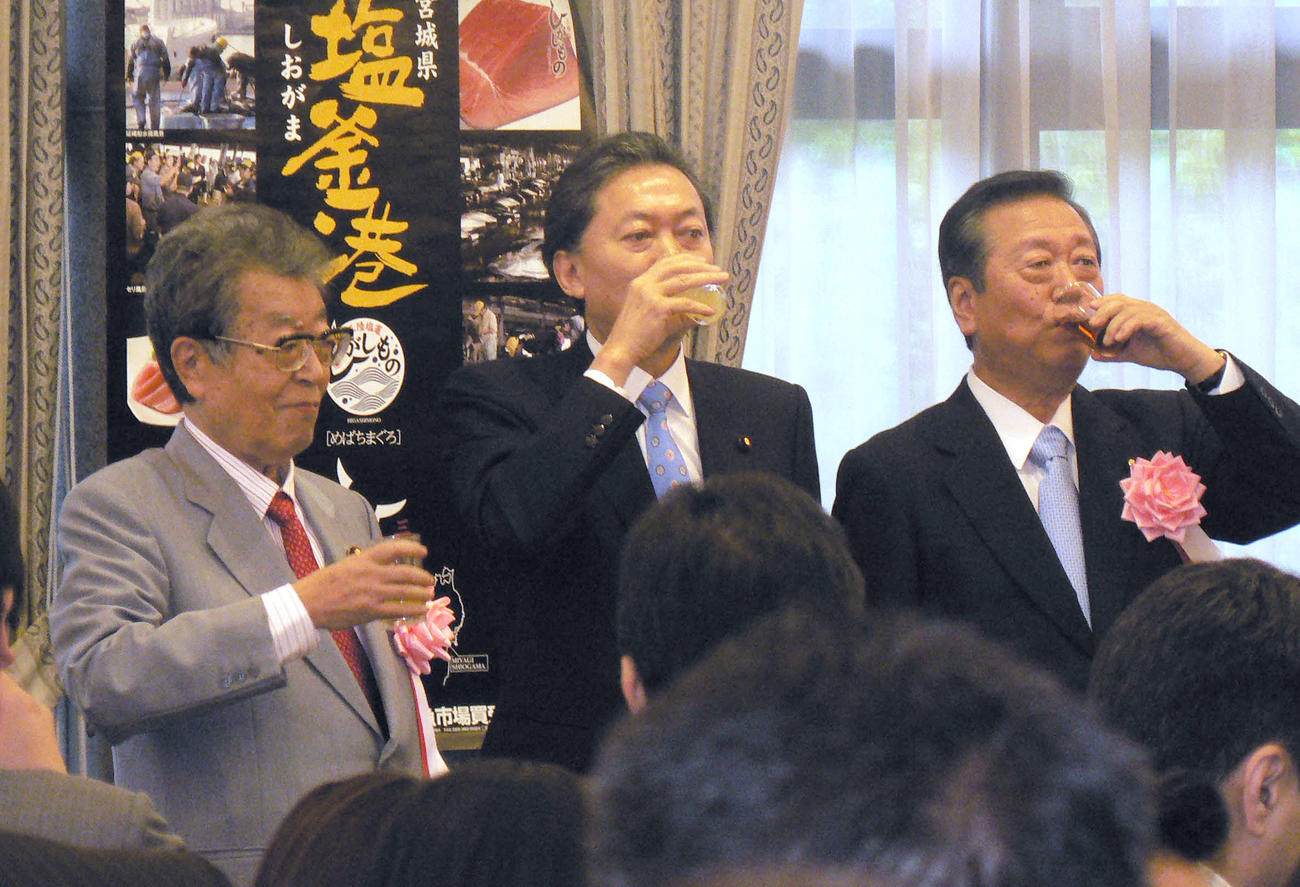 11年5月、合同誕生会で乾杯の後、ビールを口にする渡部恒三さん（左）と小沢一郎氏（右）。中央は鳩山由紀夫前首相