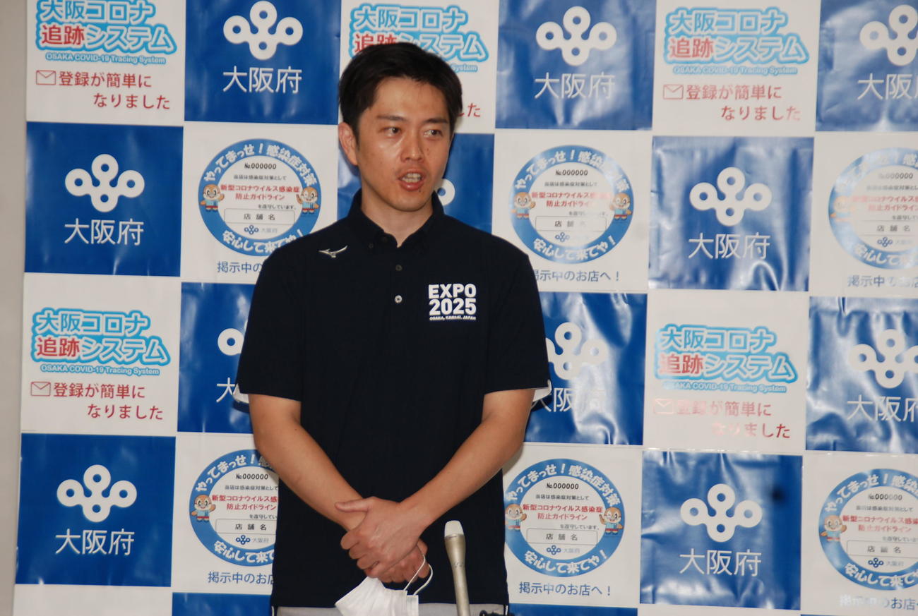 府庁で取材に応じ、25年大阪・関西万博の公式ロゴマークについて語る吉村洋文知事（撮影・松浦隆司）