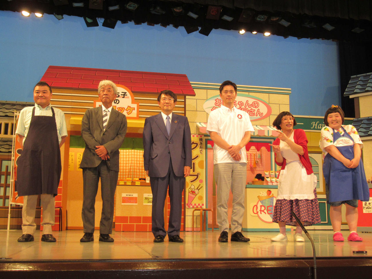 「SDGs新喜劇」の取材会に出席した左から川畑泰史、大崎洋会長、尾崎裕会頭、吉村洋文知事、すっちー、酒井藍（撮影・星名希実）