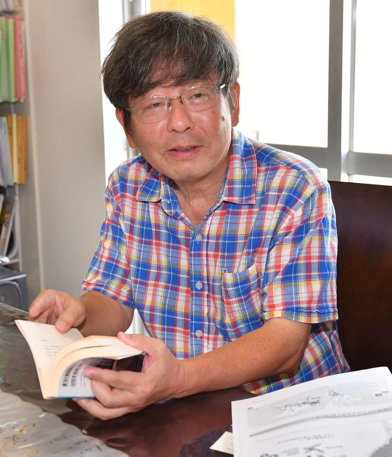日刊スポーツのインタビューに答える高嶋哲夫氏（撮影・上田博志）