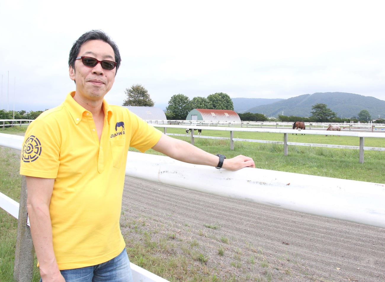 浦河町乗馬公園を訪れた馳星周氏