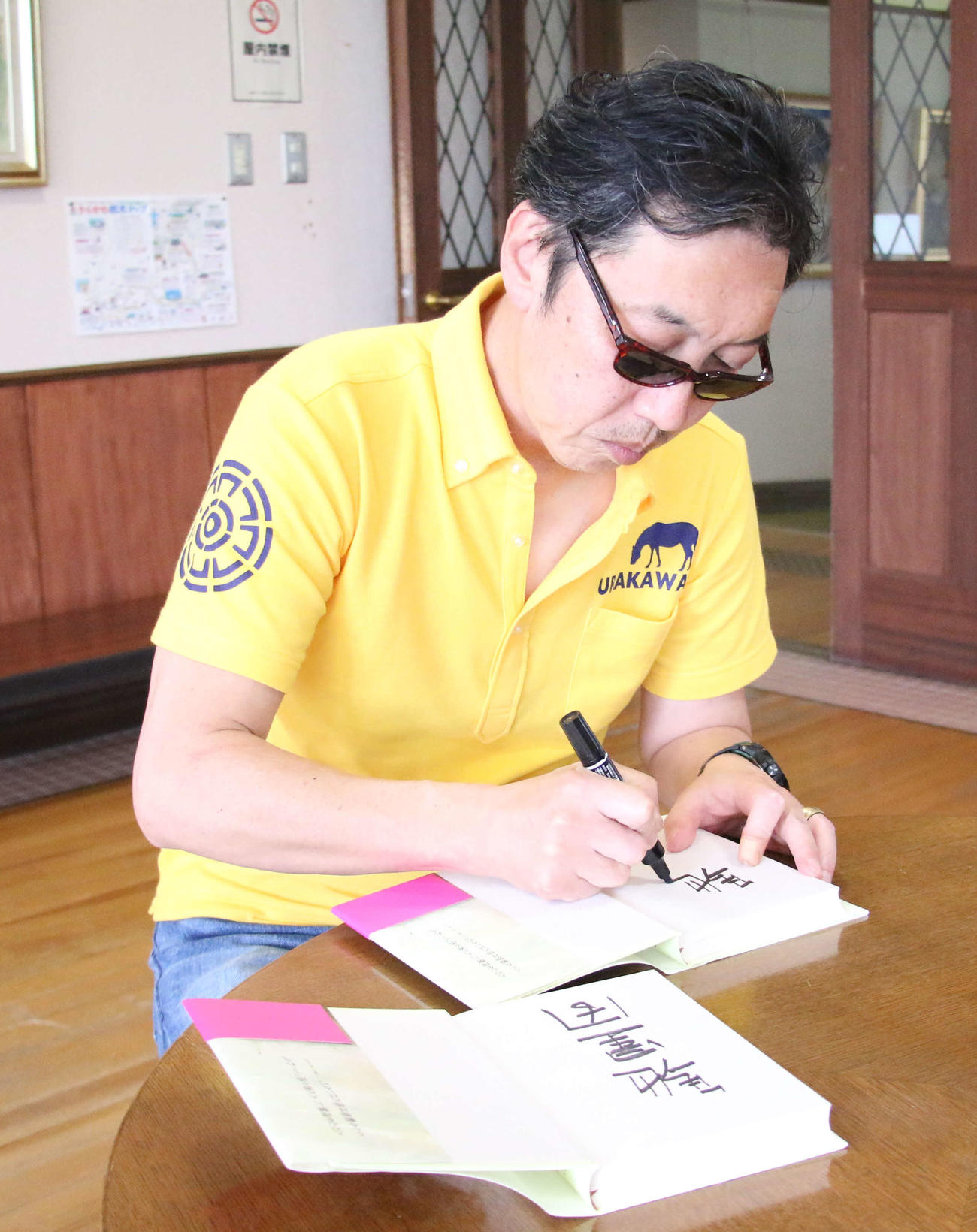 直木賞受賞作「少年と犬」にサインする馳星周氏