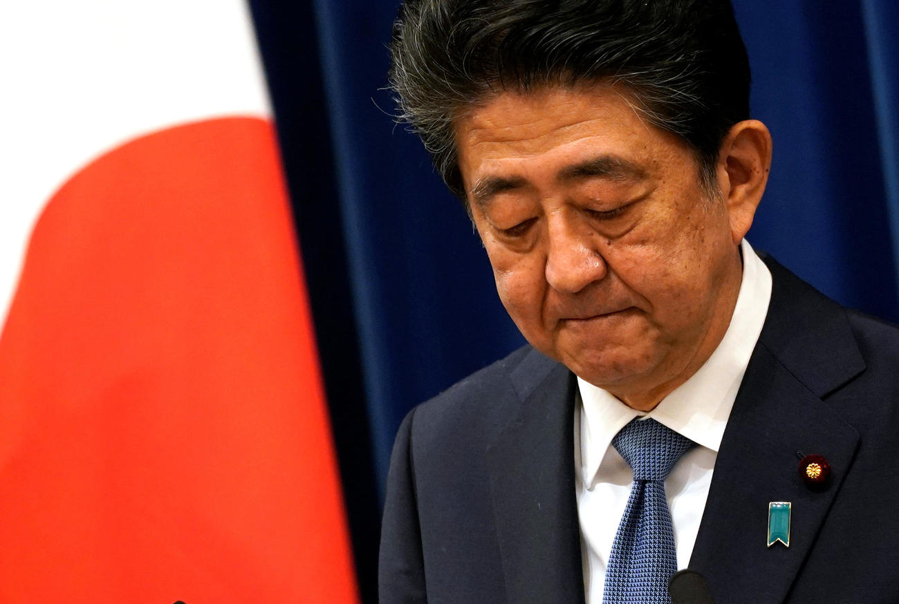 会見する安倍首相（ロイター）