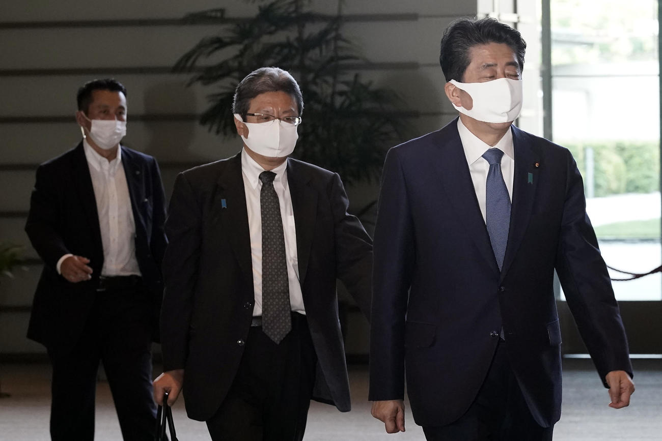 会見に向かう安倍首相（AP）