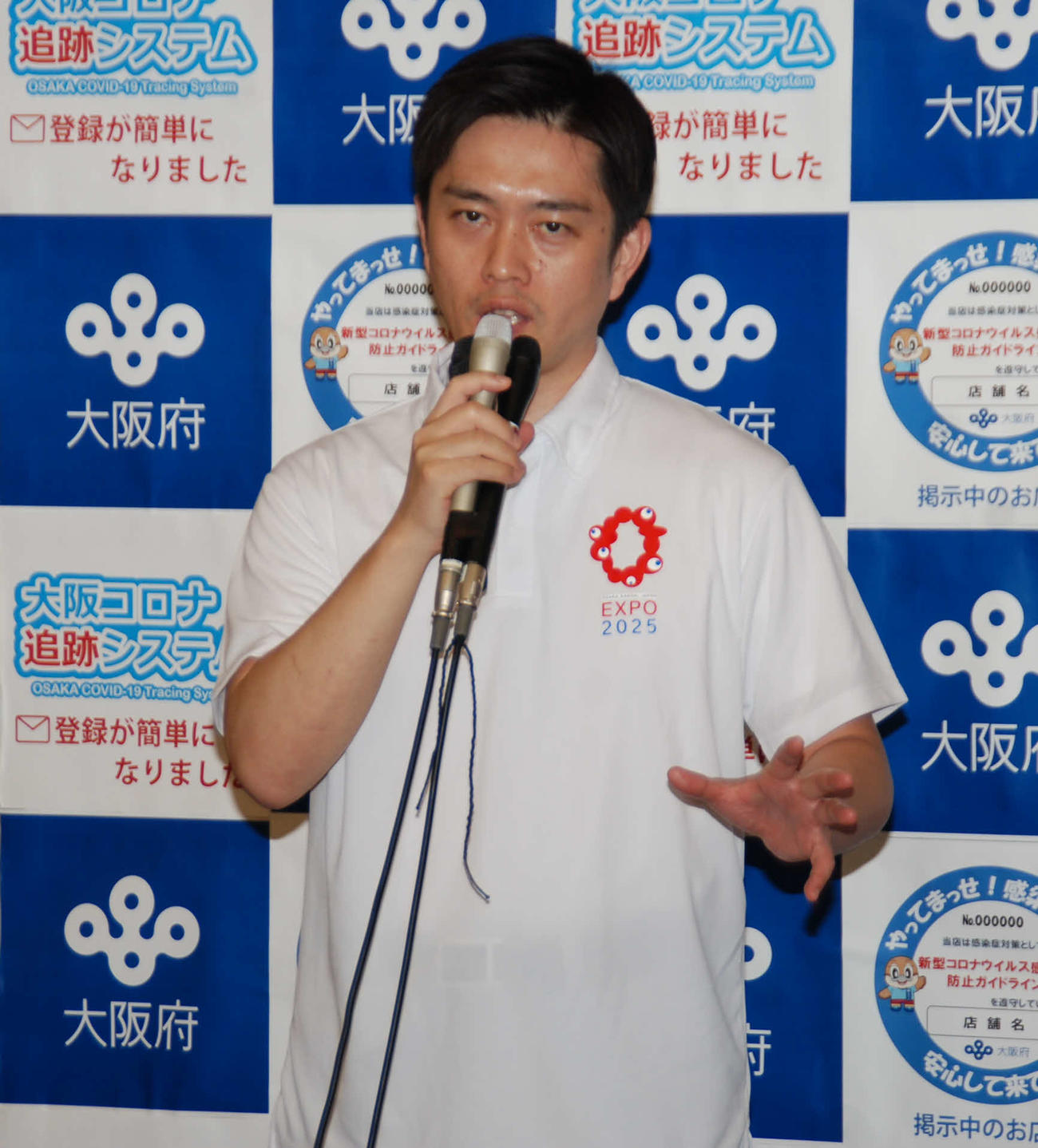 府庁で取材に応じる吉村洋文知事（撮影・松浦隆司）