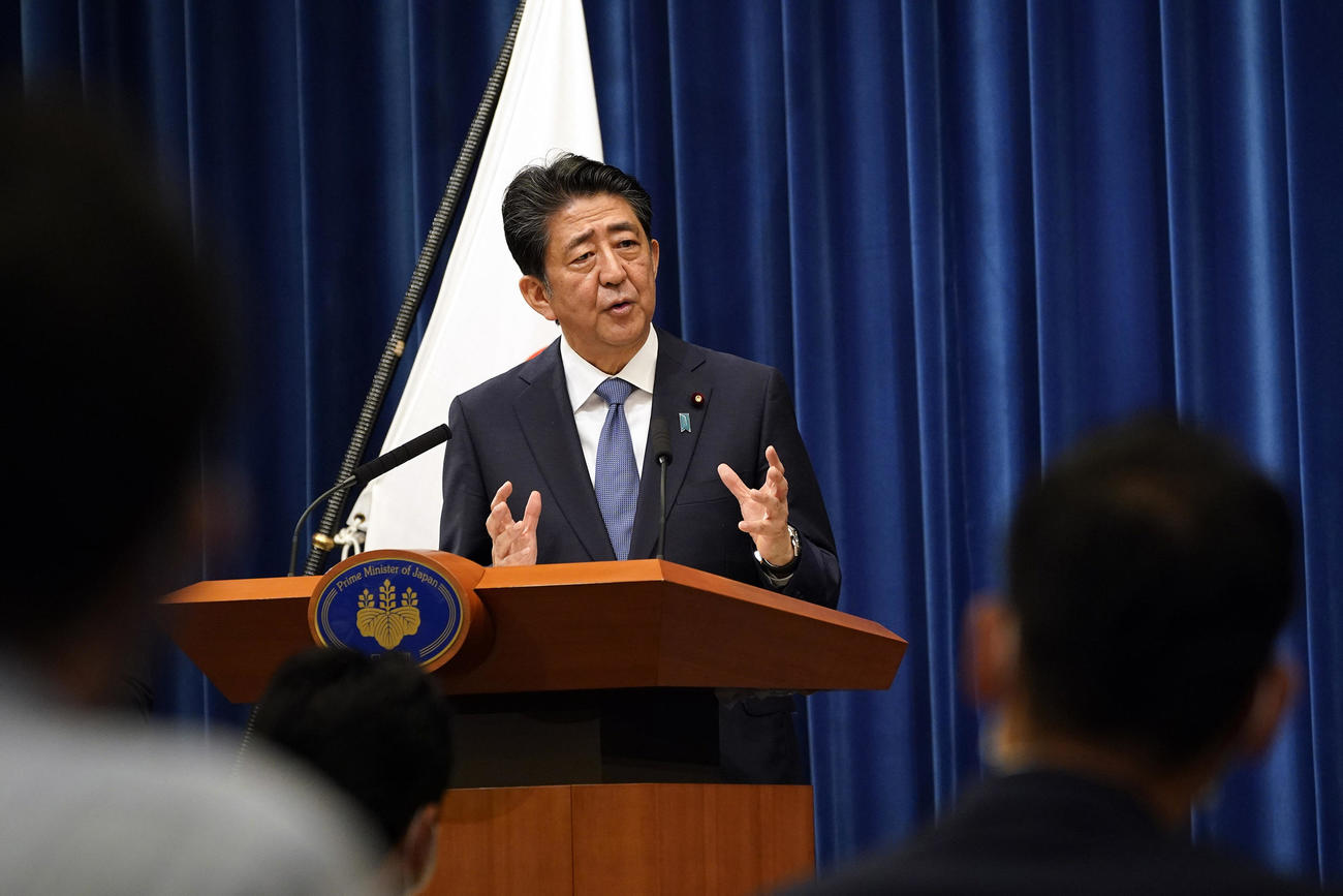 会見で辞意を表明した安倍首相（AP)