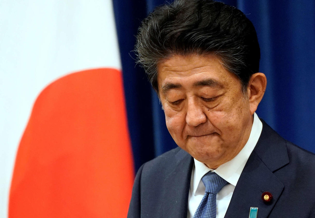 記者会見で辞意を表明し、うつむく安倍首相（ロイター）