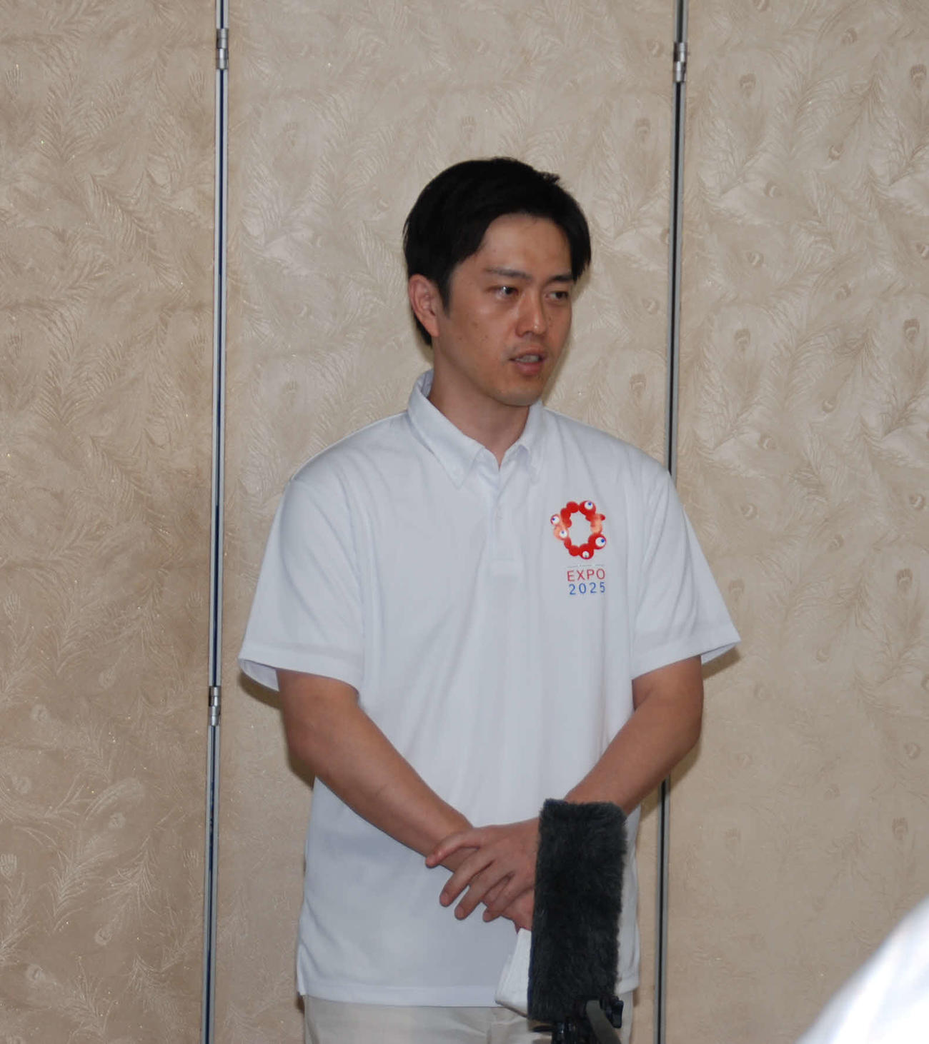 府庁で取材に応じる吉村洋文知事（撮影・松浦隆司）