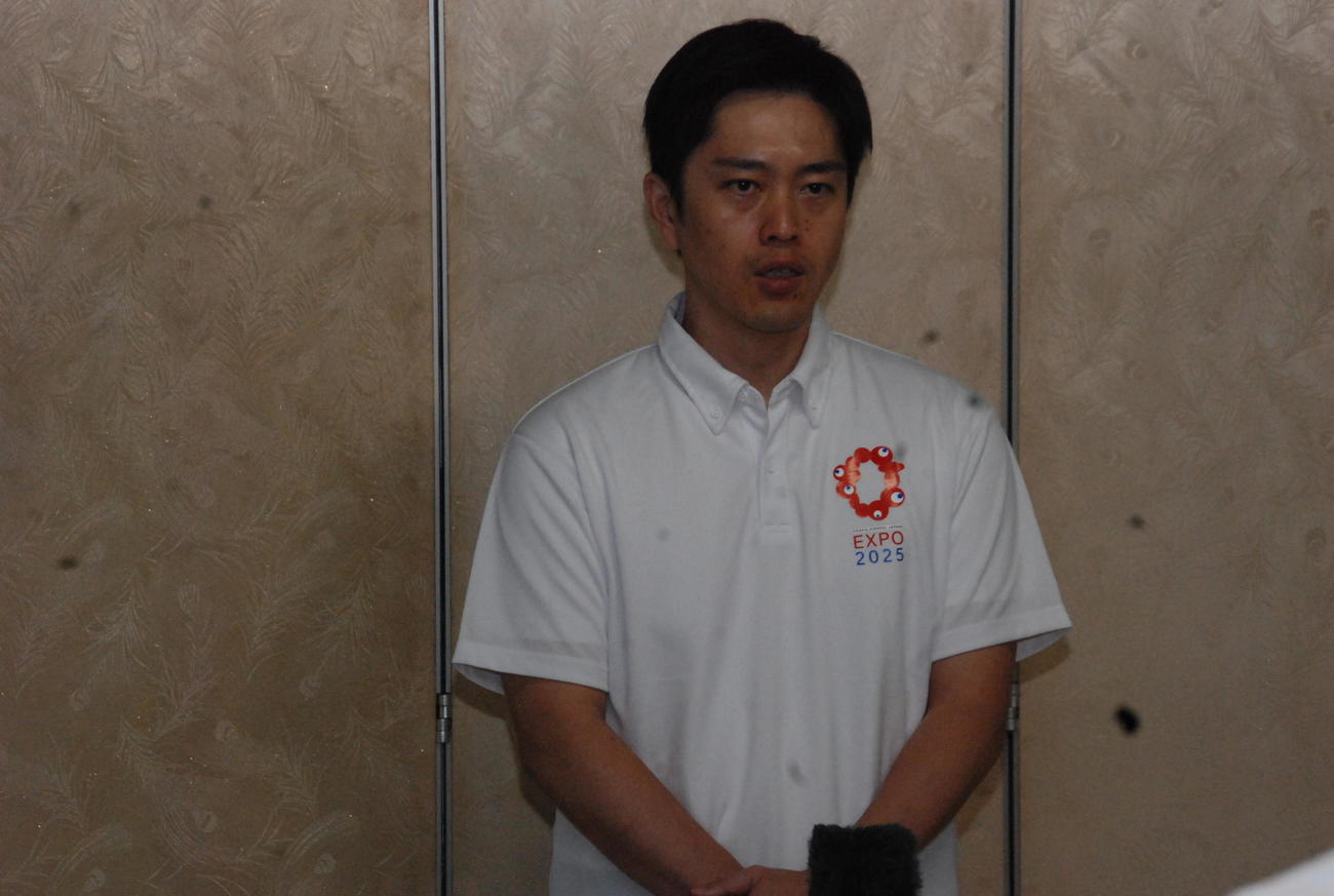 府庁で取材に応じる吉村洋文知事（撮影・松浦隆司）