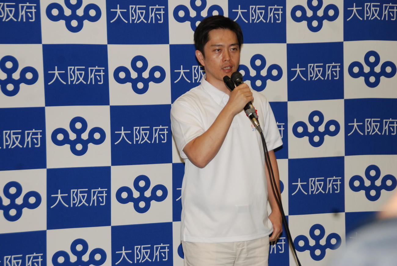 府庁で取材に応じる吉村洋文知事（撮影・松浦隆司）