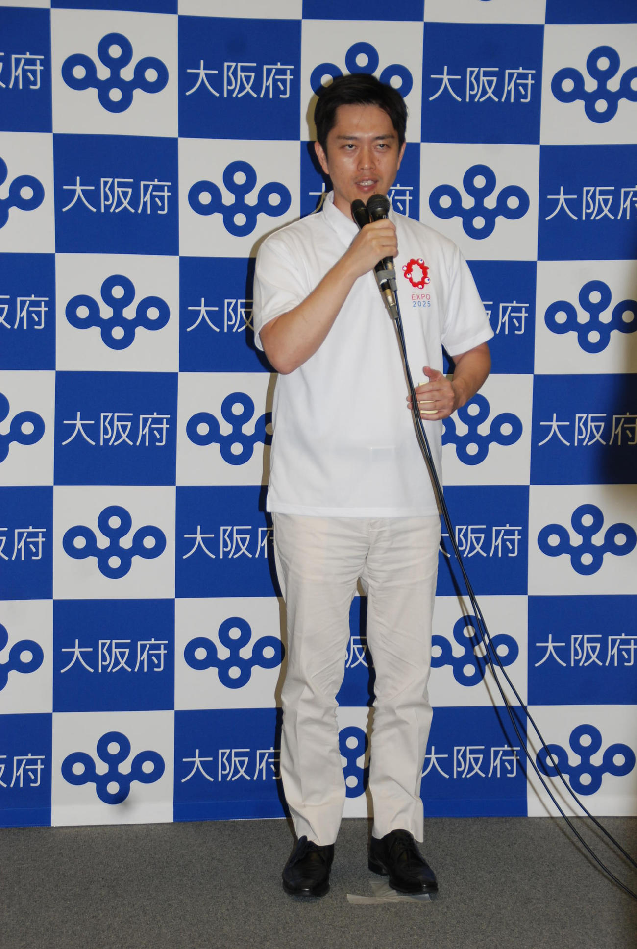 府庁で取材に応じる吉村洋文知事（撮影・松浦隆司）