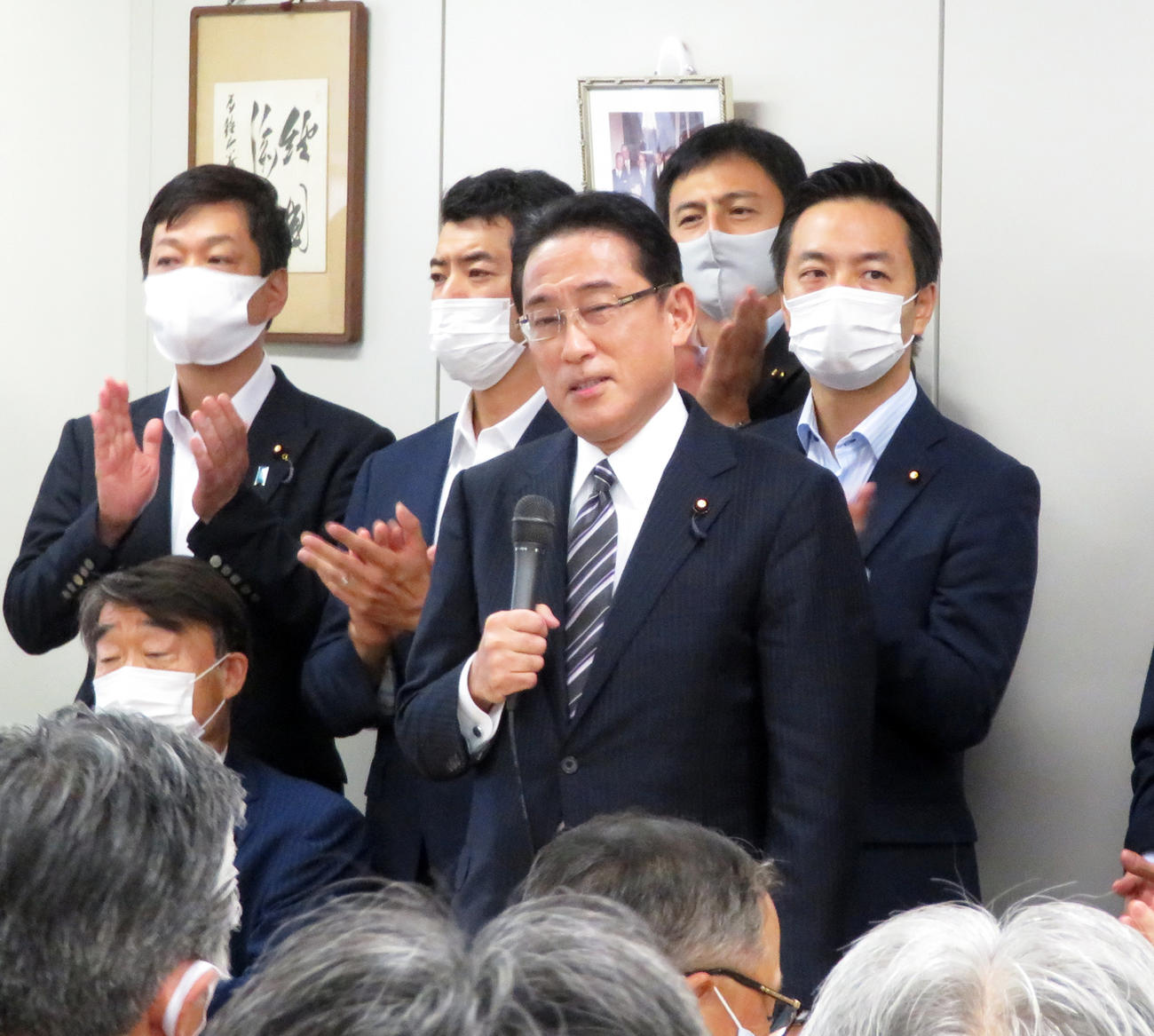 自身の派閥の臨時総会で自民党総裁選への意欲を語る岸田文雄政調会長（中央）（撮影・近藤由美子）