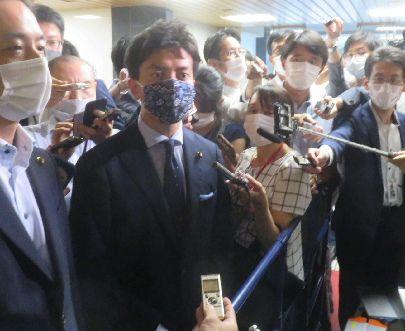 総務会終了後に党本部で会見に応じた小林史明青年局長（中央）（撮影・大上悟）