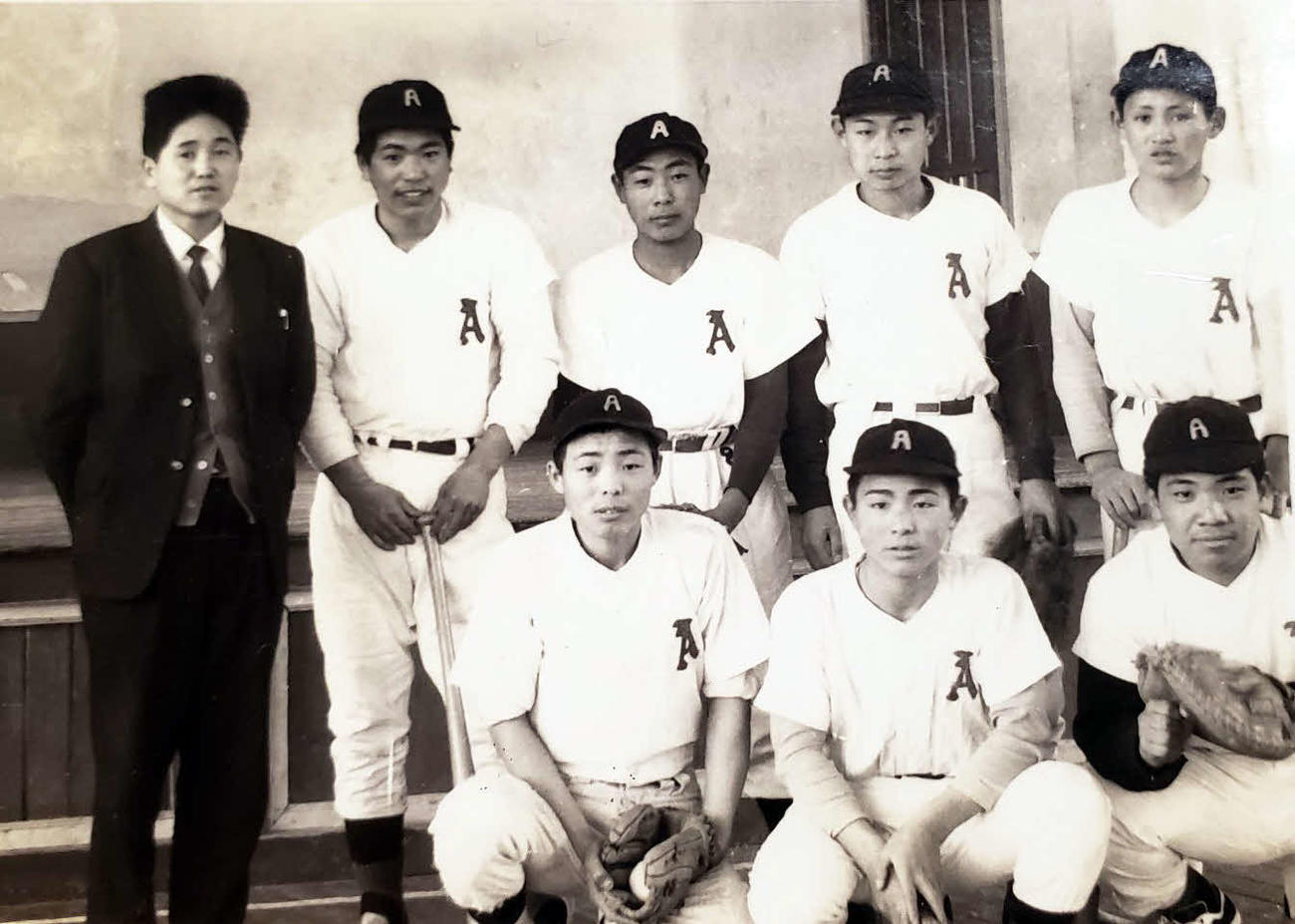 秋ノ宮中時代は軟式野球部に所属していた菅官房長官（後列右端）（由利昌司さん提供）