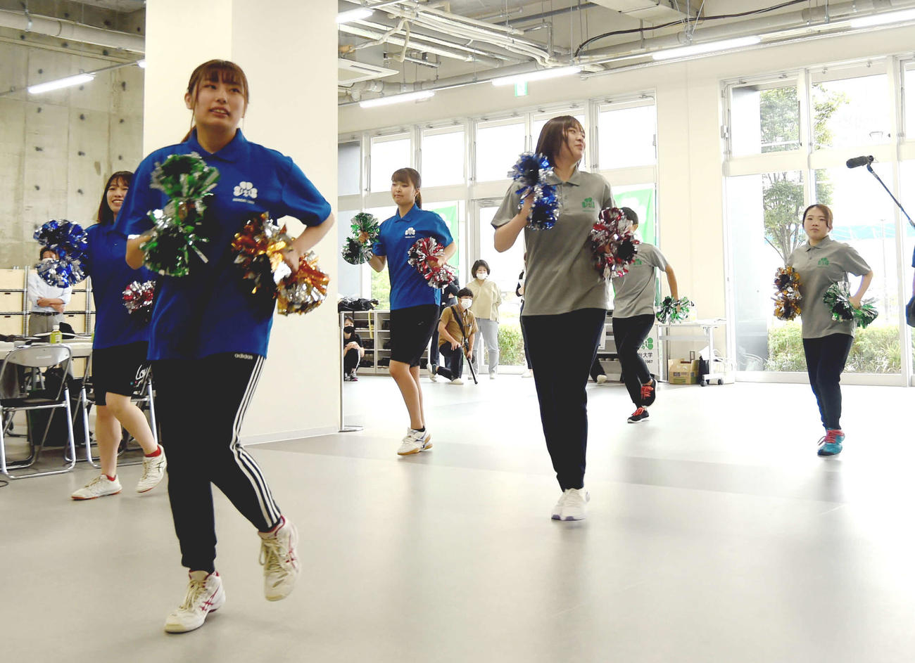 リズムダンスを行う仙台大の学生たち（撮影・相沢孔志）